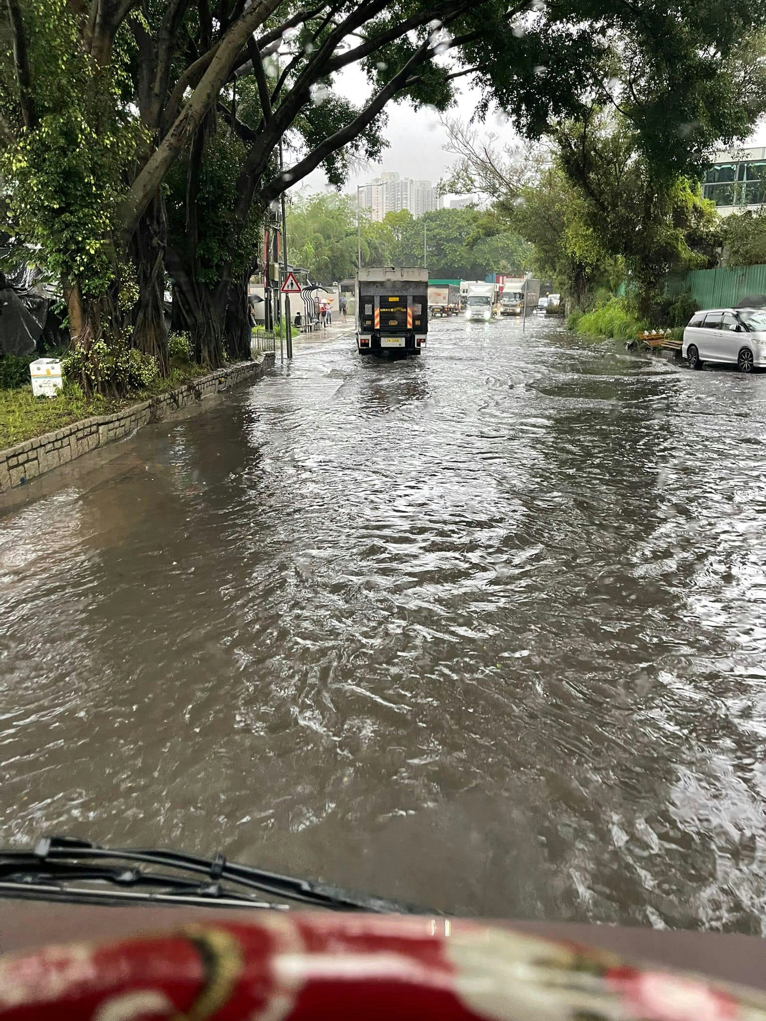 流浮山屏厦路有轻微水浸，车辆要涉水而行。（互联网图片）