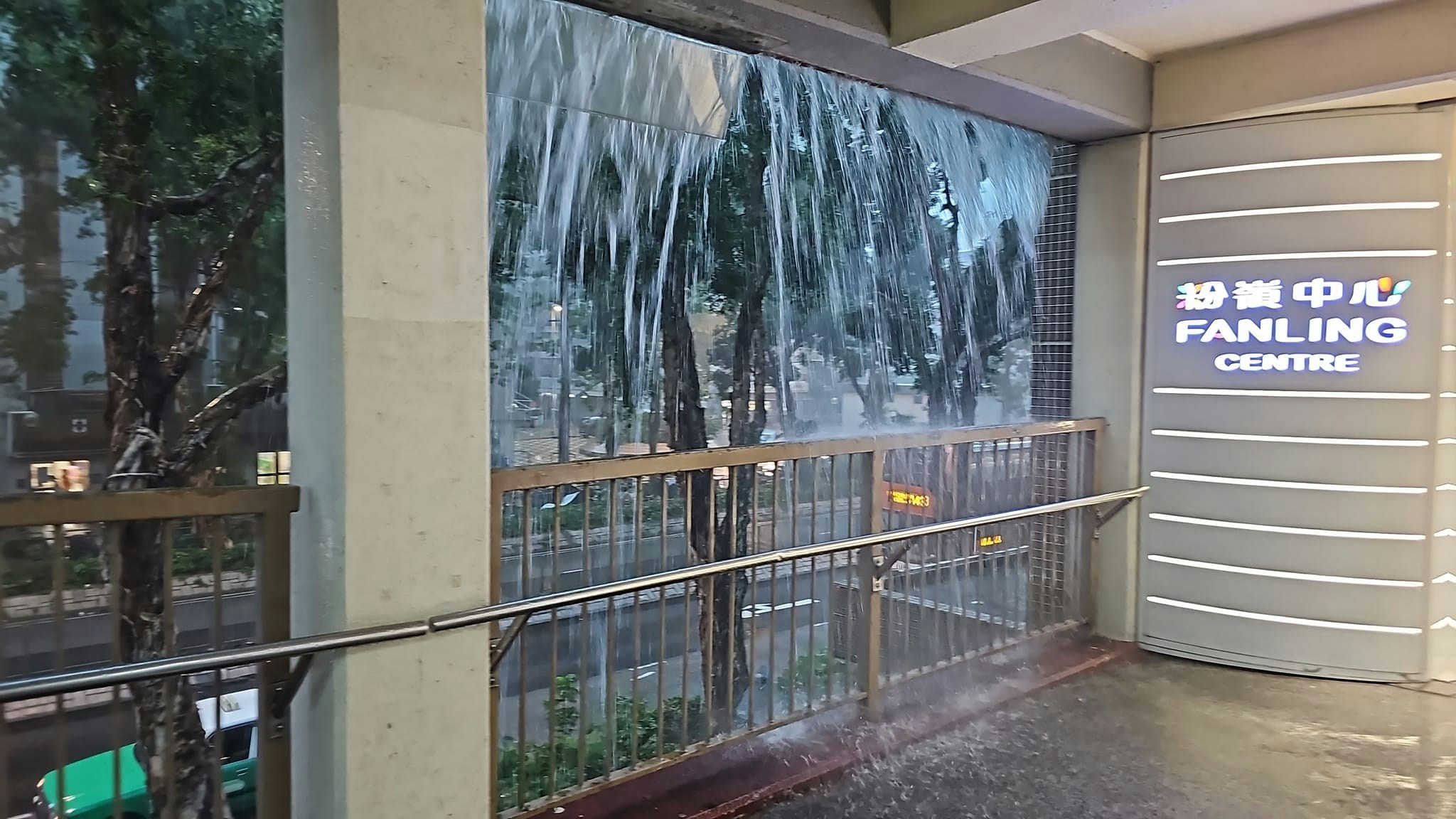 粉岭中心外有积水，而倾盆大雨沿商场外墙如水帘般泻下。（互联网图片）