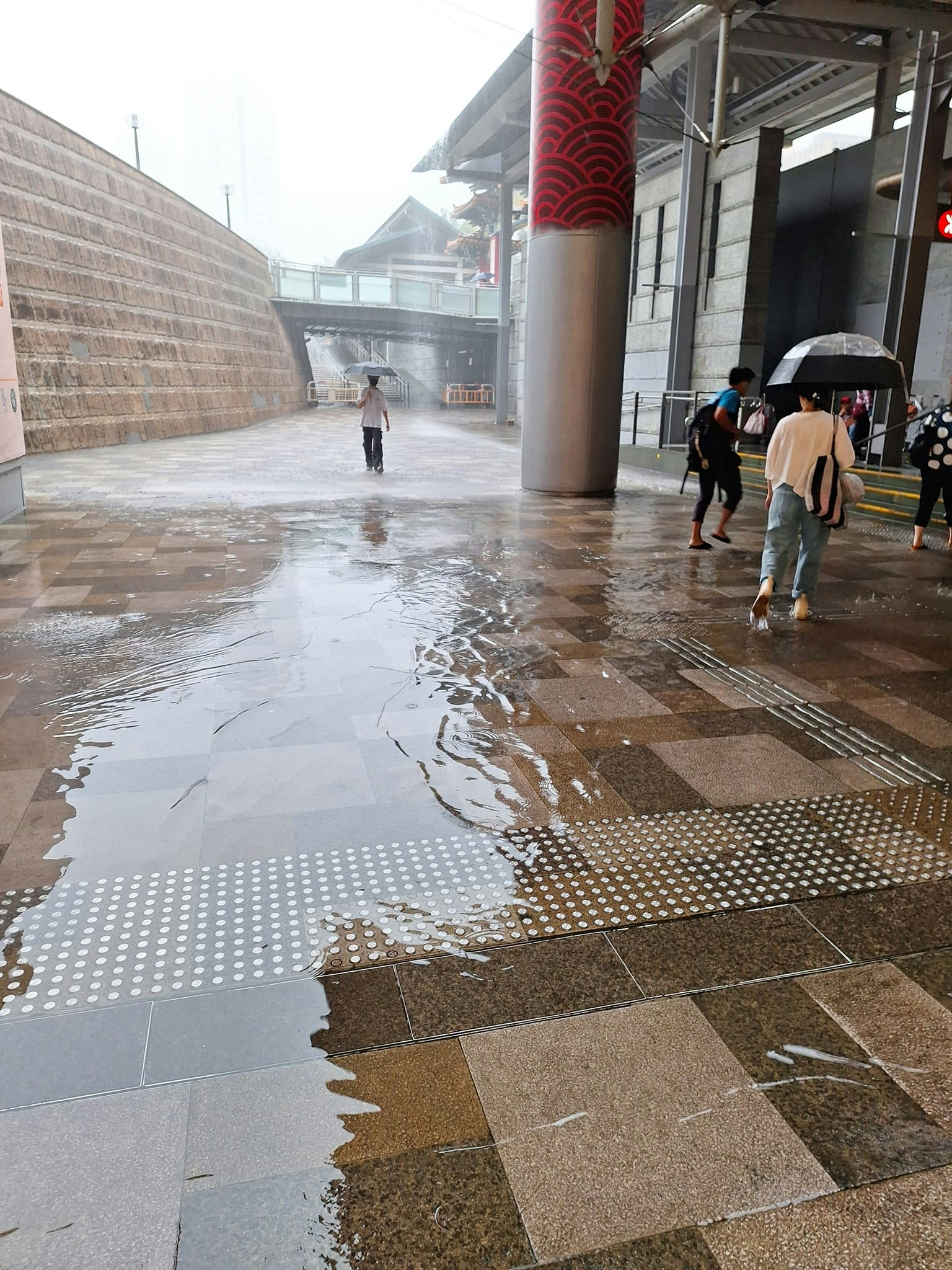 港铁黄大仙站B3出口有水浸。（互联网图片）