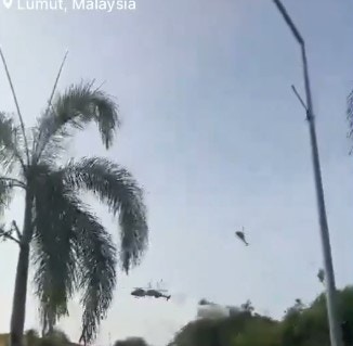 马媒2024年4月23日报道，当天在马来西亚红土坎地区就第90届马来西亚海军建军日进行的彩排活动发生意外，两架直升机在空中相撞后坠毁。马媒引述消息指，意外中无人生还。