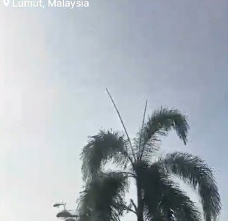 马媒2024年4月23日报道，当天在马来西亚红土坎地区就第90届马来西亚海军建军日进行的彩排活动发生意外，两架直升机在空中相撞后坠毁。马媒引述消息指，意外中无人生还。