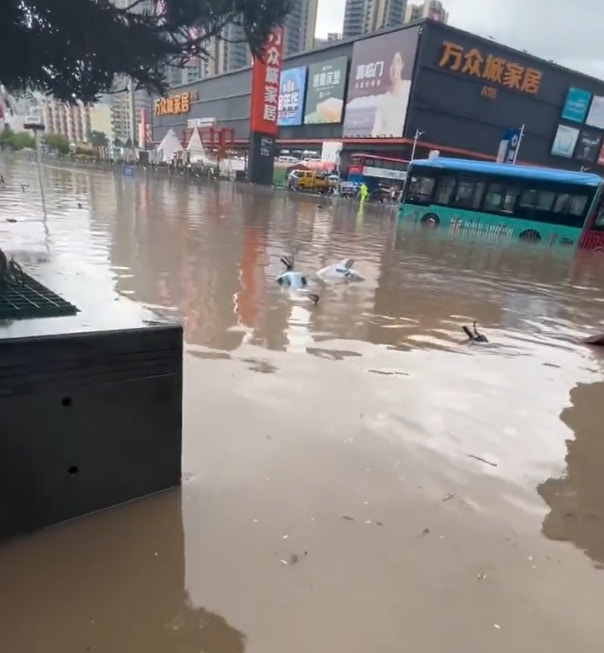 龙华、宝安区有路段变泽国，车辆需涉水而行。（微博）