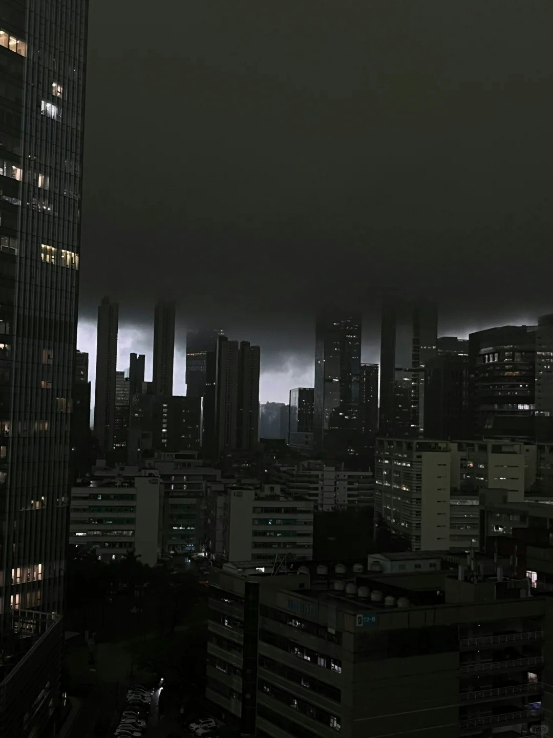 有居于深圳的内地女大学生，于深圳大学位置拍下深圳「变天」乌云盖顶一片漆黑画面。（小红书）