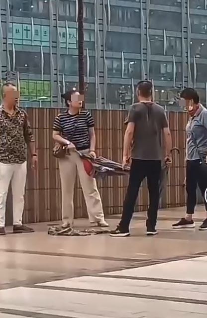 4名男女于观塘协和街一个商场的平台发生争执。（网上影片截图）