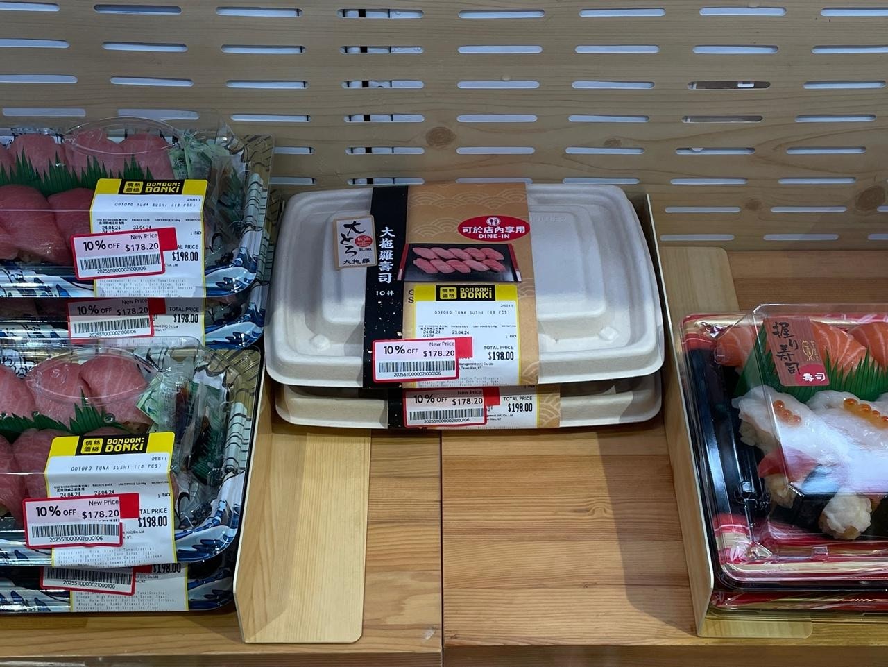 有人留言揶揄，如果无法透过透明胶盒拣寿司，就等于买了一个「寿司盲盒」。（洪芷菁摄）