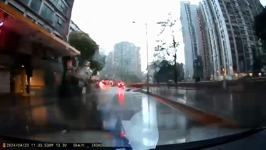 手持雨伞的老翁在彩虹道「跨栏」过马路，整个人失平衡跌倒。（网上影片截图）