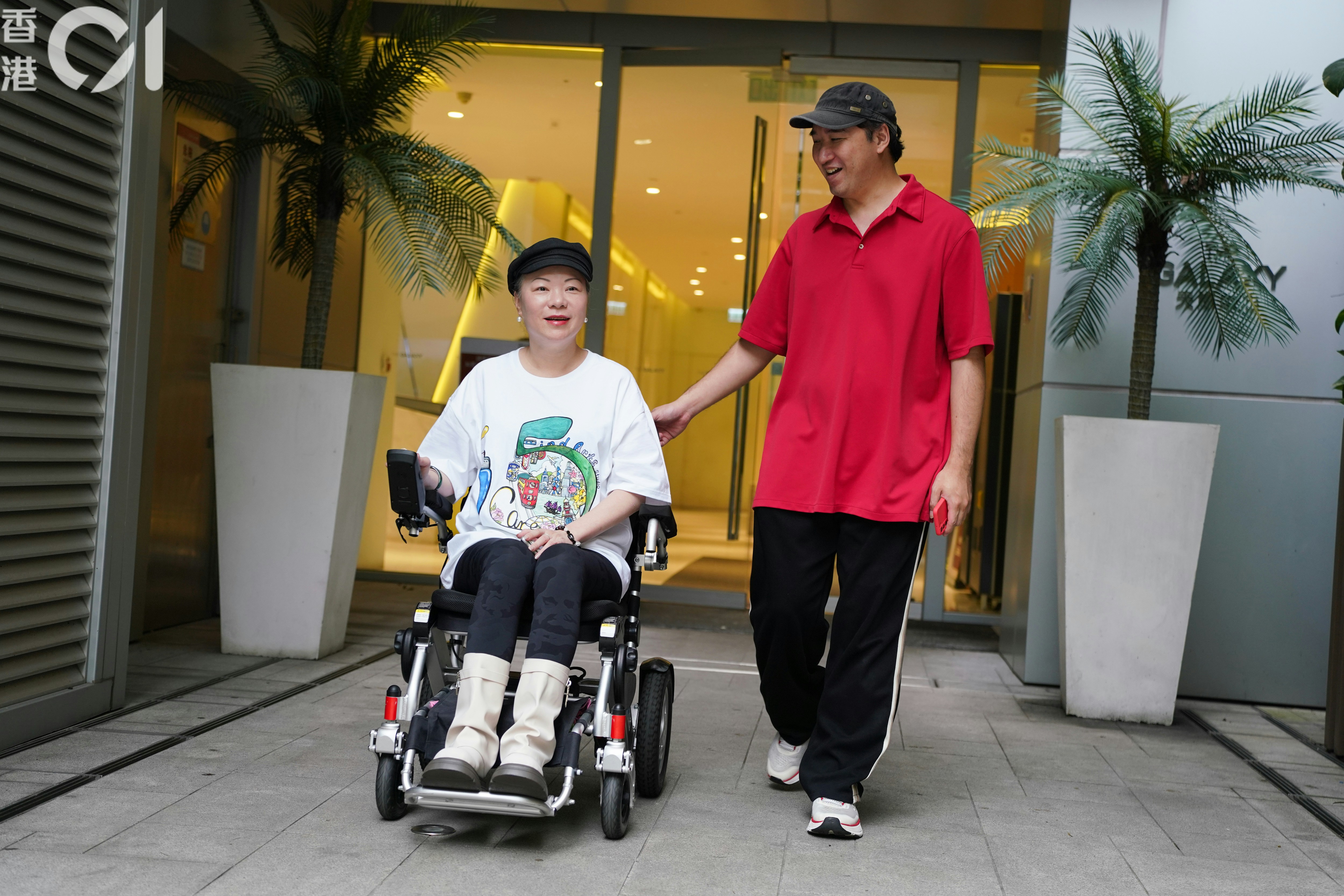 朴陶的枕邊人Michael同樣是SEN人士，但經過相處與搵到擅長工作後，已與一般人無異，也會幫助iCare發展；她認為丈夫所提供的安全感，遠勝於他所做的一切。（黃浩謙攝）