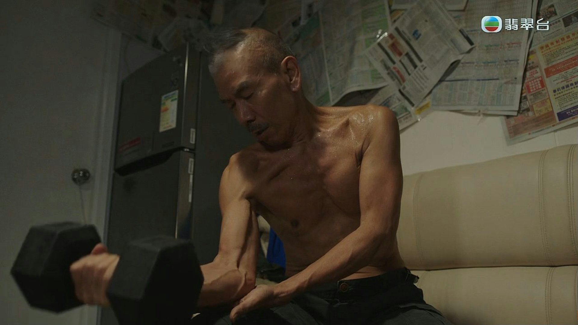 張雷更在劇中曬肌肉,令到網民都大讚他身形「fit爆」。(《逆天奇案2》截圖) 張雷更在劇中曬肌肉,令到網民都大讚他身形「fit爆」。(《逆天奇案2》截圖)