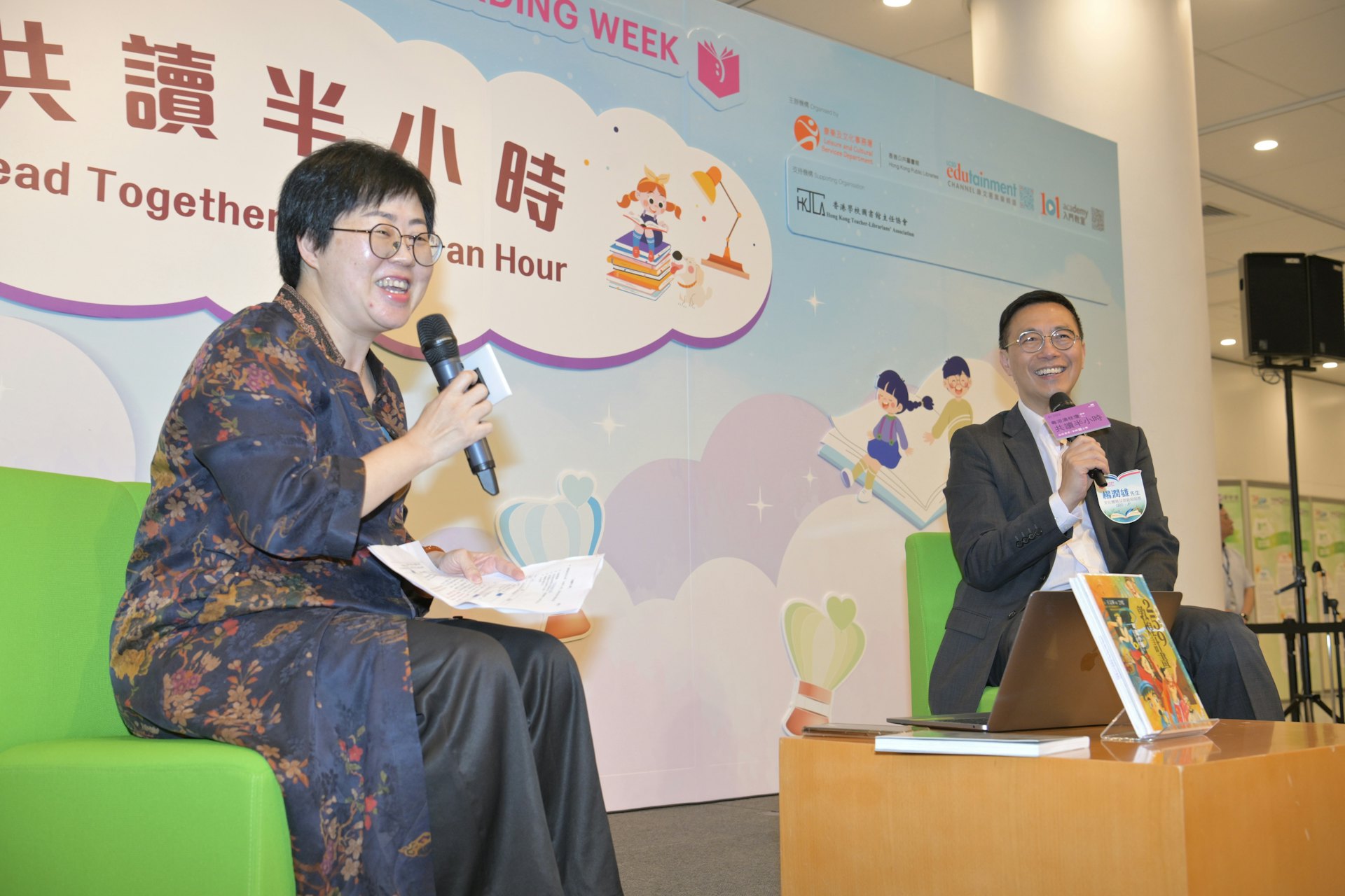 文化體育及旅遊局局長楊潤雄(右)出席在中央圖書館展覽館舉行的「共讀半小時」活動 。(政府新聞處圖片) 文化體育及旅遊局局長楊潤雄(右)出席在中央圖書館展覽館舉行的「共讀半小時」活動 。(政府新聞處圖片)
