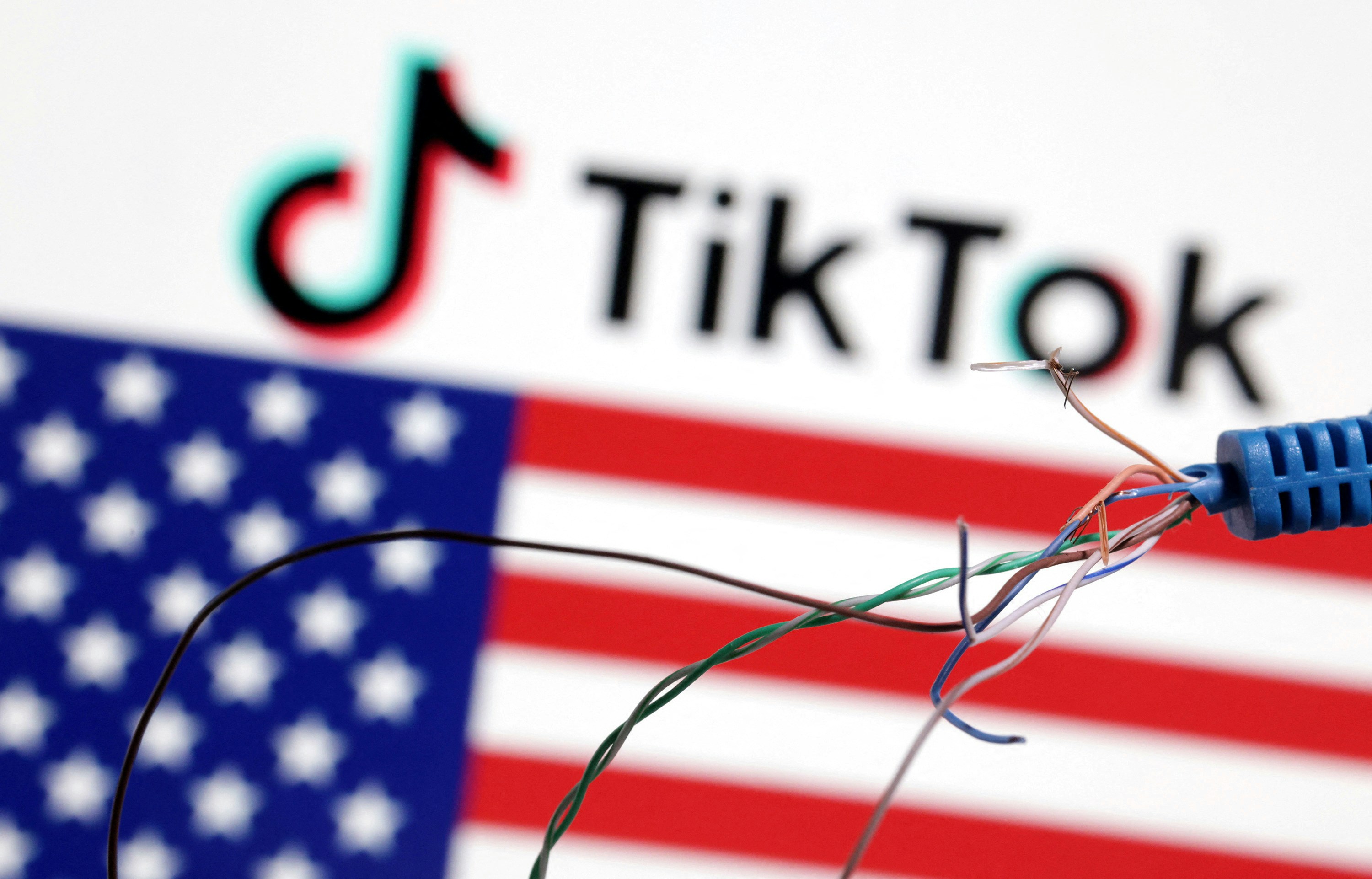 总统拜登签署强制剥离TikTok方案，惹来中国政府及TikTok管理层的强烈反弹（REUTERS/Dado Ruvic/Illustration）