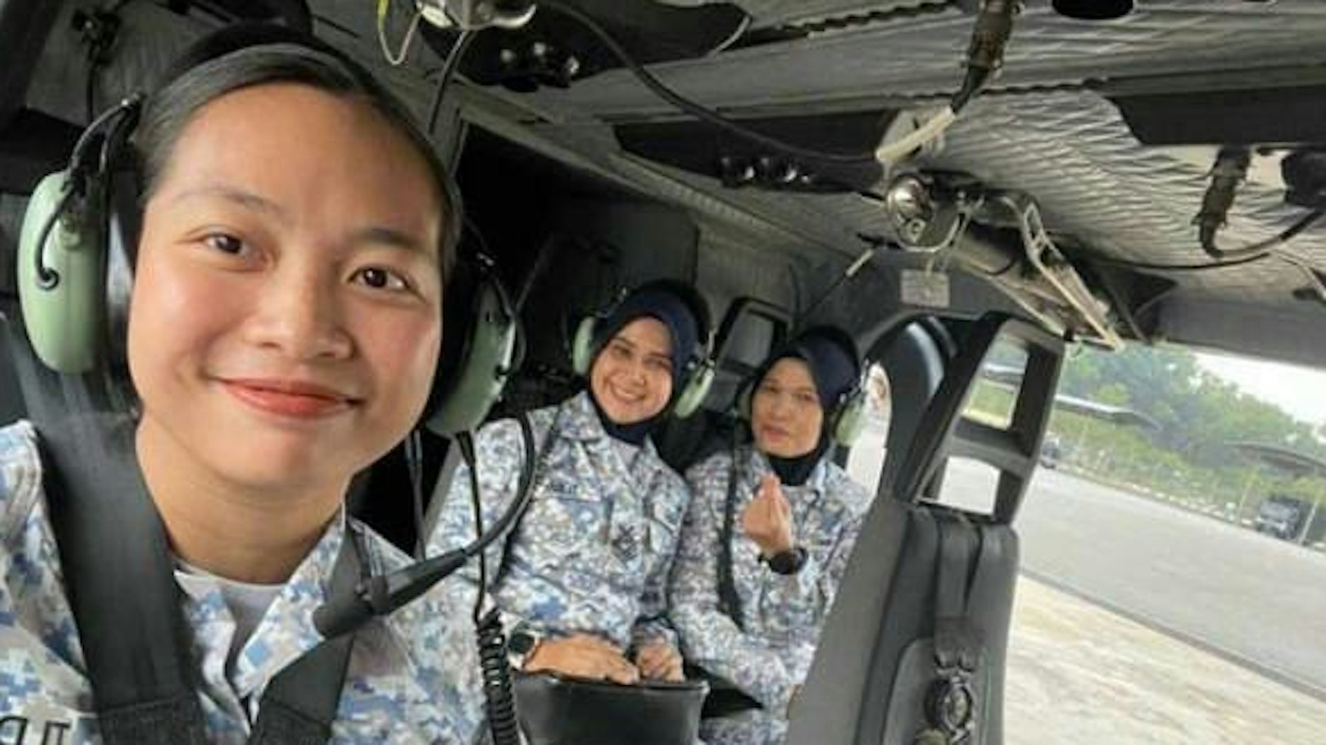 馬來西亞直升機2024年4月23日發生相撞意外,10人不幸遇難。圖為3名女軍人出事前在機上的自拍照(社交網站) 馬來西亞直升機2024年4月23日發生相撞意外,10人不幸遇難。圖為3名女軍人出事前在機上的自拍照(社交網站)
