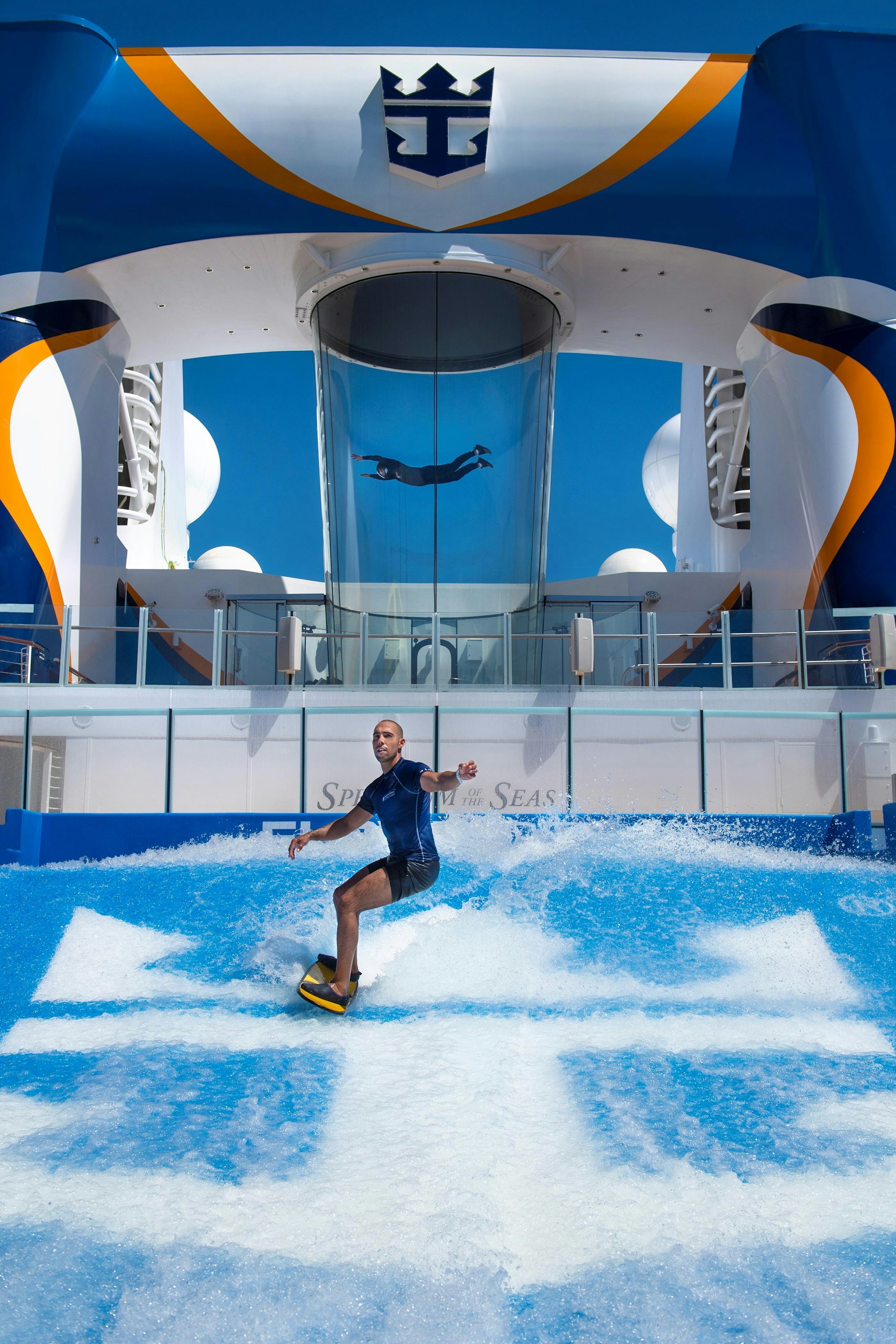 甲板沖浪FlowRider(圖片來源:皇家加勒比郵輪提供) 甲板沖浪FlowRider(圖片來源:皇家加勒比郵輪提供)