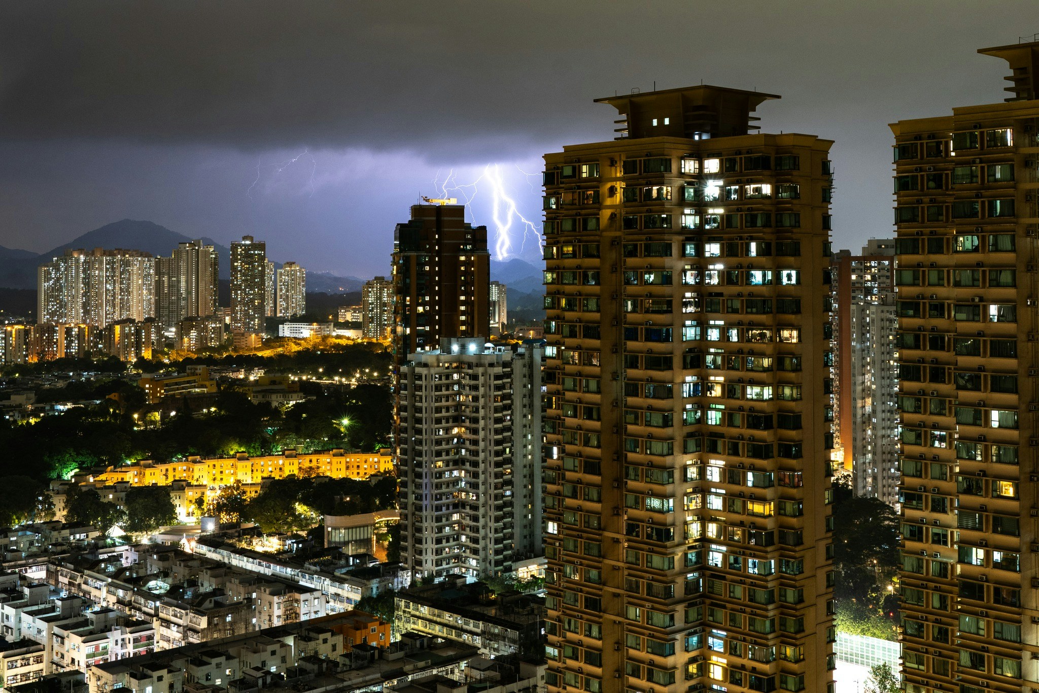 雷雨带晚上由珠江口靠近深圳及香港，有北区居民晚上21:42在粉岭拍摄到深圳方面有频密闪电。（市区FU Ching Tak拍摄及提供）