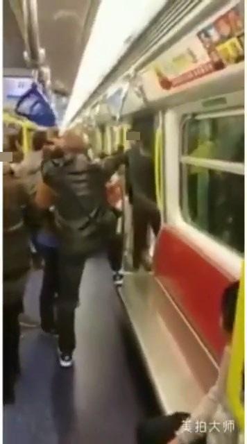 港铁车厢内有3名疑似南亚裔外籍男与一群操广东话乘客「粗口横飞」争执。（影片截图）