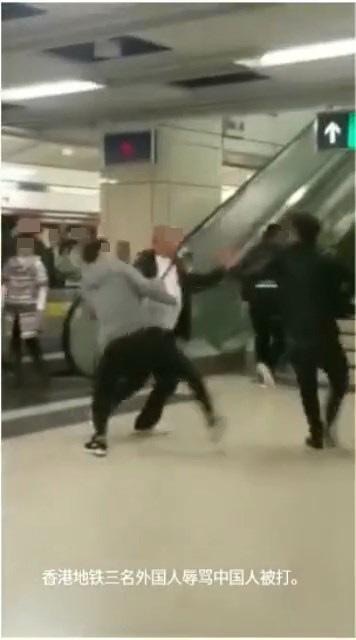 乘客们追出围殴，把其中2名外籍男打到「瞓地」拳打脚踢头部再压制，外籍男则掩脸「投降」未有乱动。（影片截图）