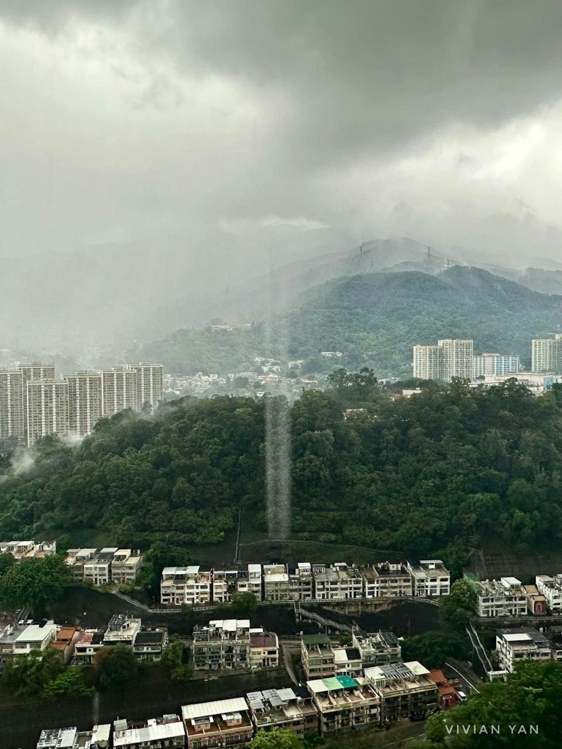 有市民今早拍到「局部放水」奇景。(讀者Vivian Yan提供) 有市民今早拍到「局部放水」奇景。(讀者Vivian Yan提供)