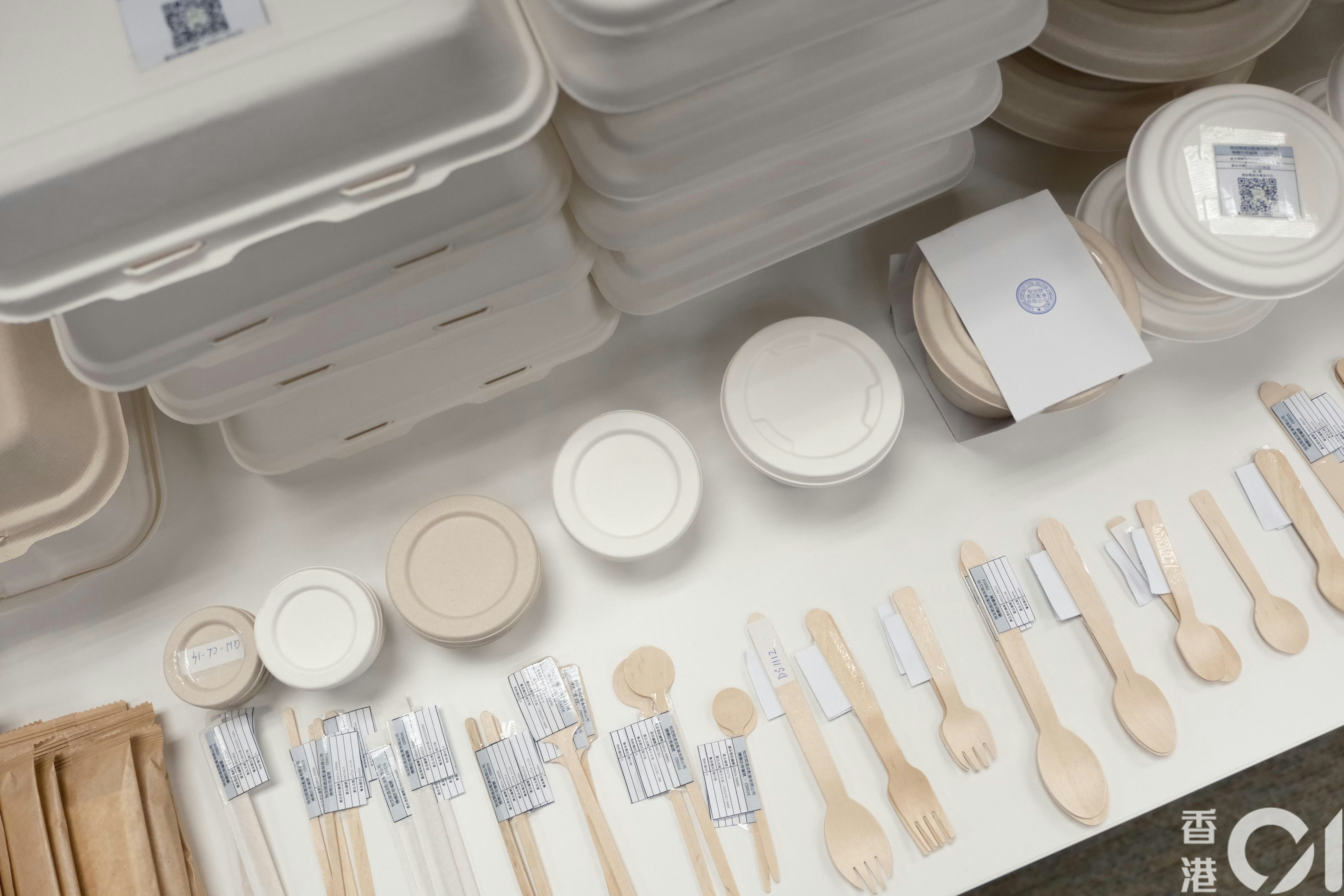 首阶段管制即弃塑胶餐具及产品的法例周一（22日）实施，坊间用作替代的纸餐具大多难以使用引起热议。（卢翊铭摄）