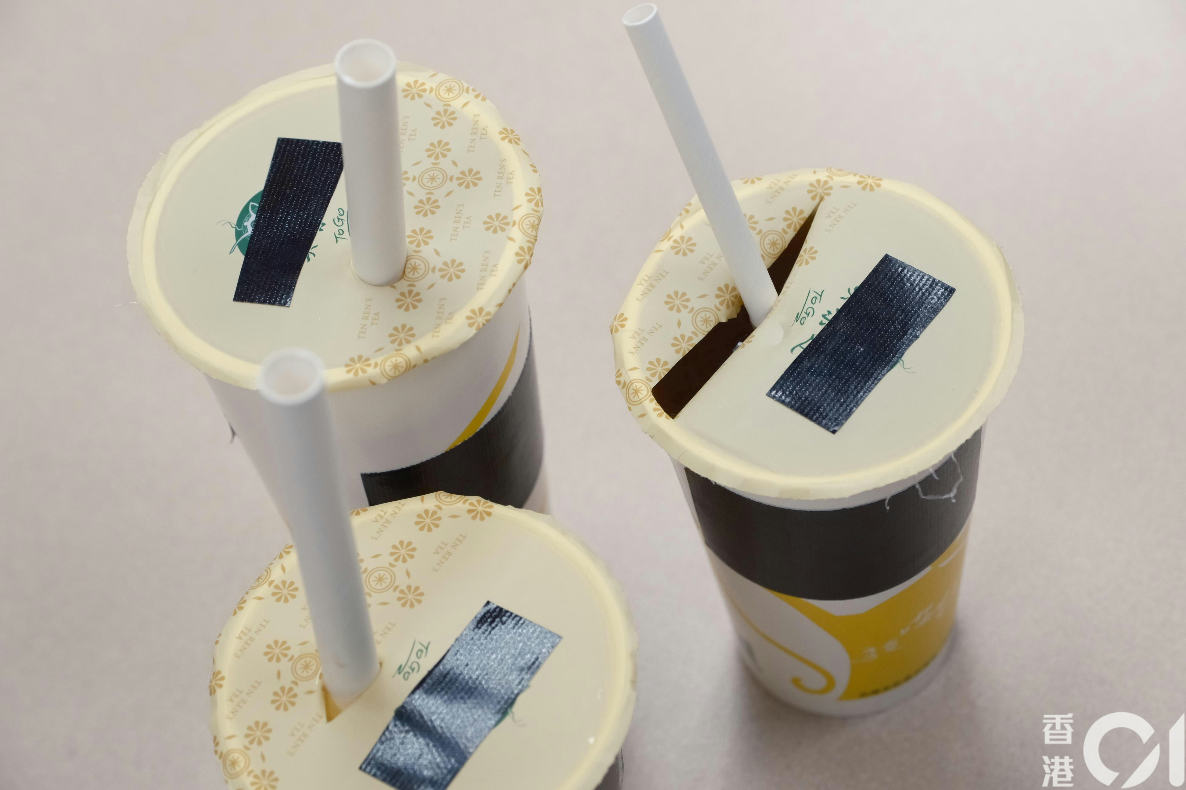 有采购商示范用纸饮筒刺穿珍珠奶茶杯面胶膜。（卢翊铭摄）