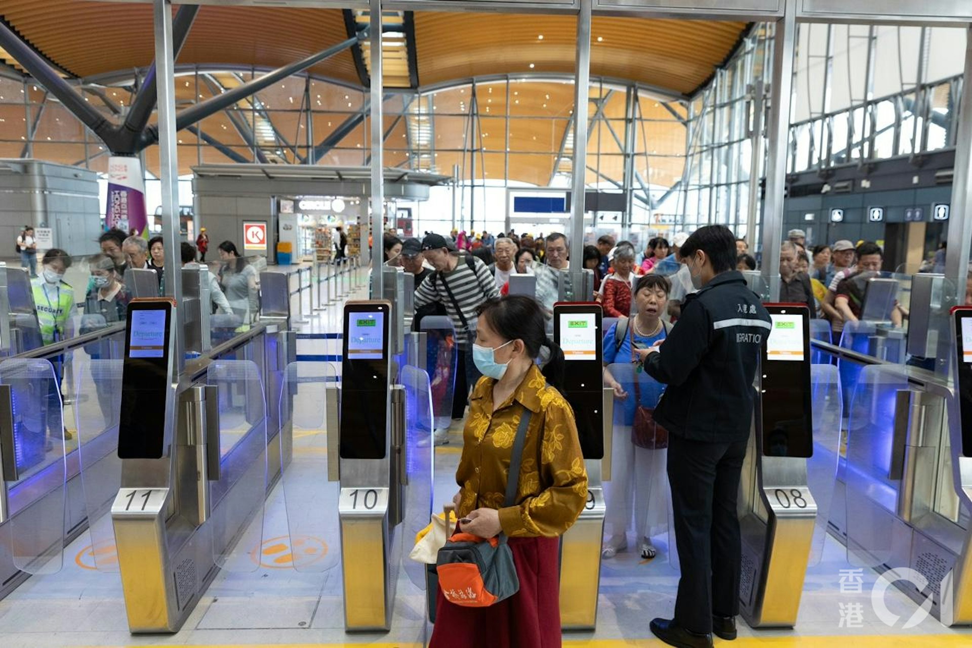 李家超表示已向中央政府提出進一步優化內地居民來港旅遊簽注的請求,包括恢復深圳「一簽多行」個人遊簽注及擴大「一周一行」個人遊簽注政策試點城市範圍等,以增加入境旅客。(資料圖片/梁鵬威攝) 李家超表示已向中央政府提出進一步優化內地居民來港旅遊簽注的請求,包括恢復深圳「一簽多行」個人遊簽注及擴大「一周一行」個人遊簽注政策試點城市範圍等,以增加入境旅客。(資料圖片/梁鵬威攝)