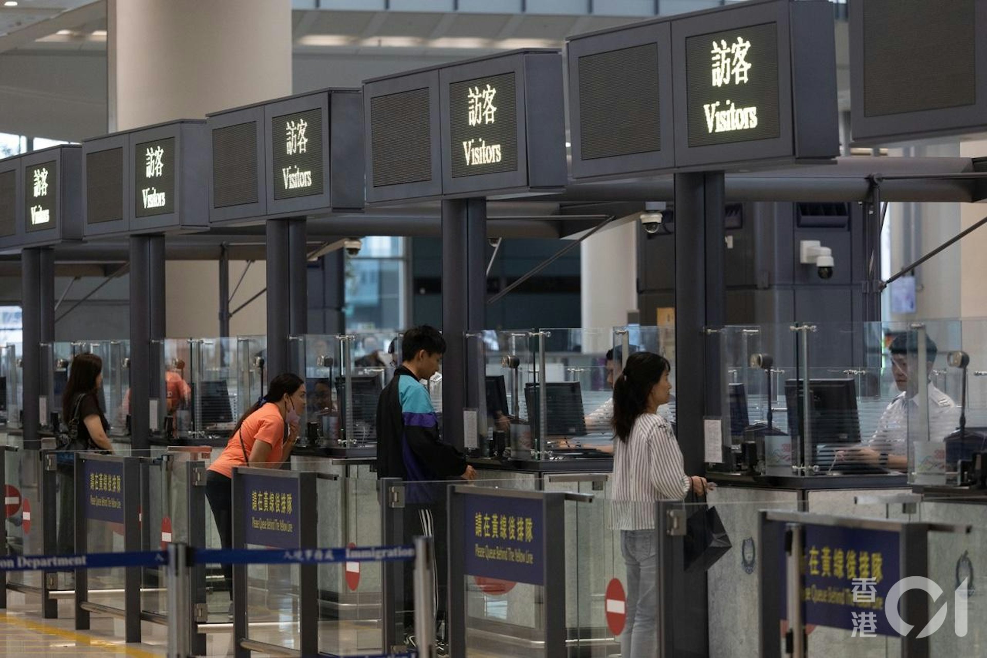 李家超表示已向中央政府提出進一步優化內地居民來港旅遊簽注的請求,包括恢復深圳「一簽多行」個人遊簽注及擴大「一周一行」個人遊簽注政策試點城市範圍等,以增加入境旅客。(資料圖片/梁鵬威攝) 李家超表示已向中央政府提出進一步優化內地居民來港旅遊簽注的請求,包括恢復深圳「一簽多行」個人遊簽注及擴大「一周一行」個人遊簽注政策試點城市範圍等,以增加入境旅客。(資料圖片/梁鵬威攝)