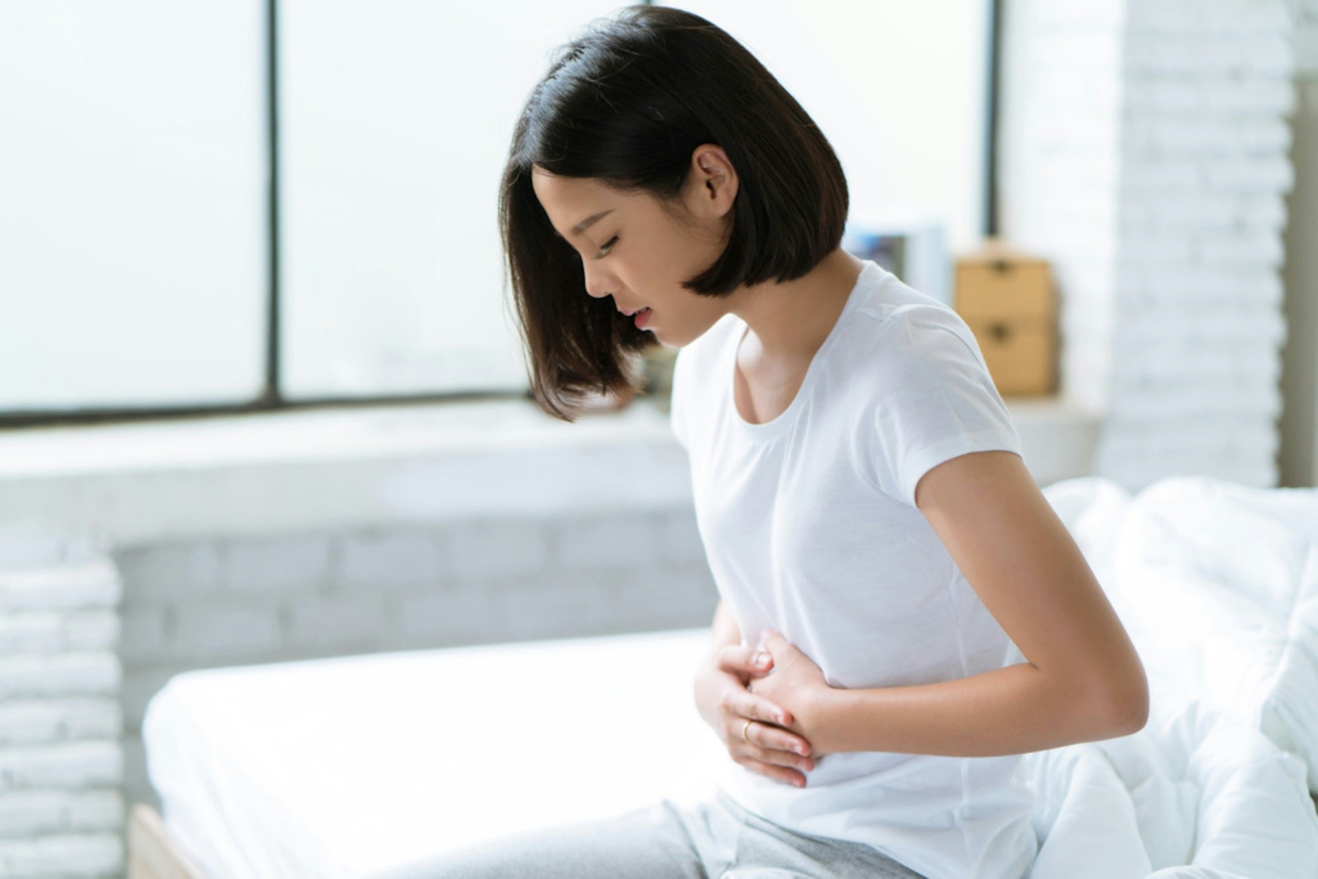 持续腹胀和腹痛都是罹癌征兆。（示意图/Getty Images）