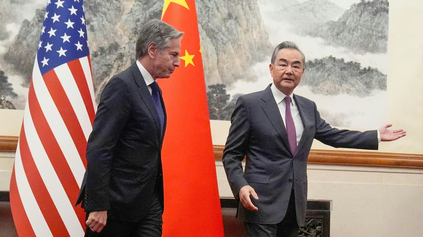 中美关系：中共中央政治局委员、外交部长王毅（右）2024年4月26日上午在北京同美国国务卿布林肯（Antony Blinken，左）举行会谈。（Mark Schiefelbein/Pool via REUTERS）