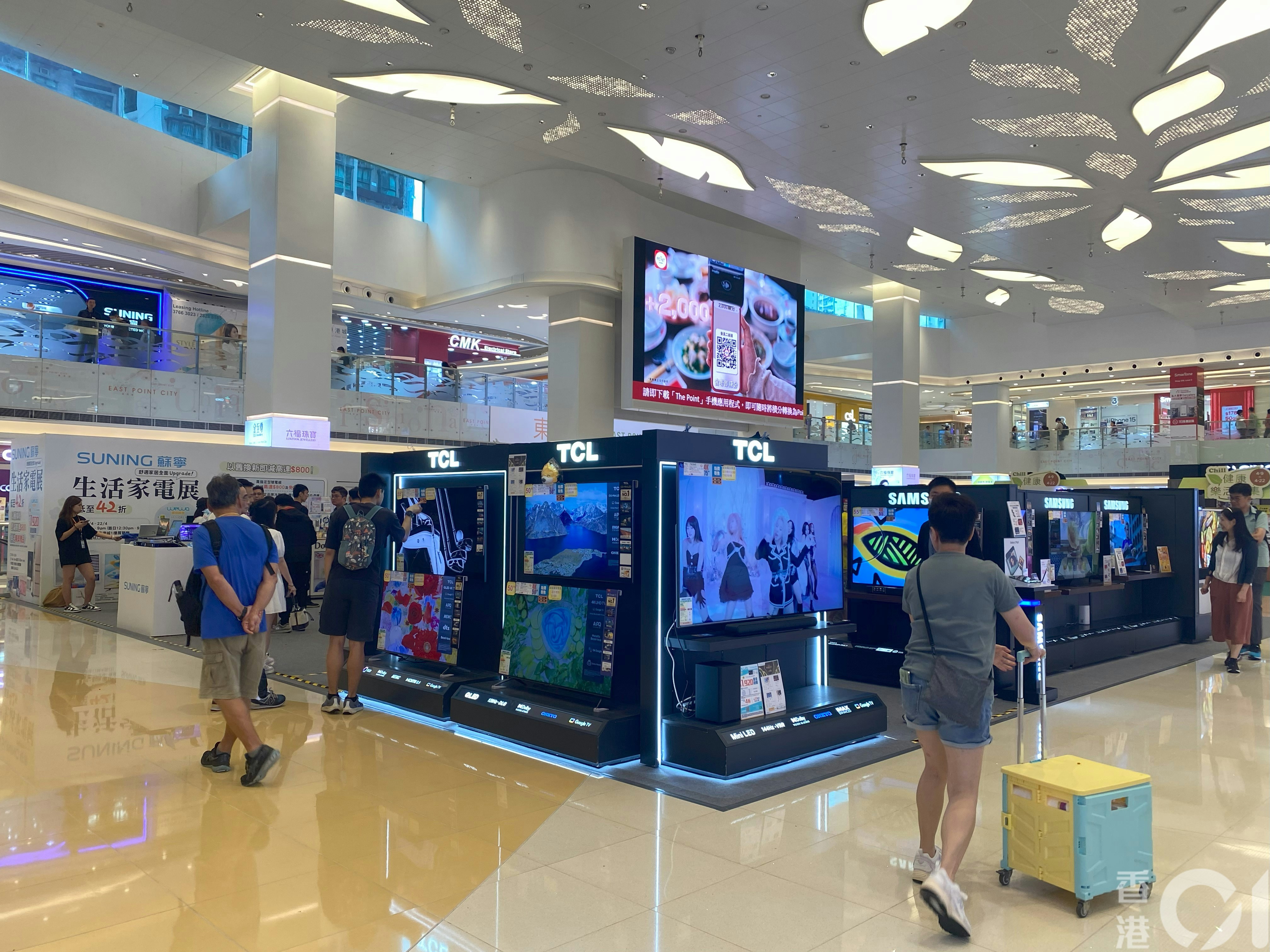 4月21日东港城商场中庭正摆设家电展，吸引到不少市民停留闲逛。（余月明摄）