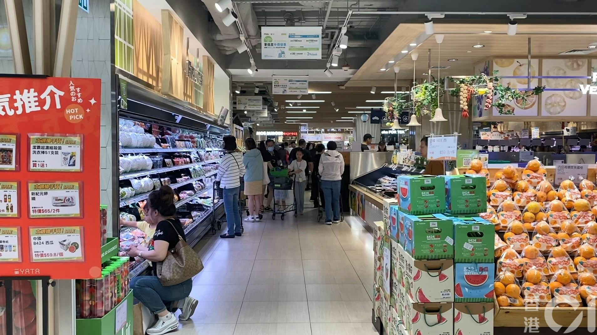 4月21日东港城一田超市，可见为一般假日的人流。（余月明摄）