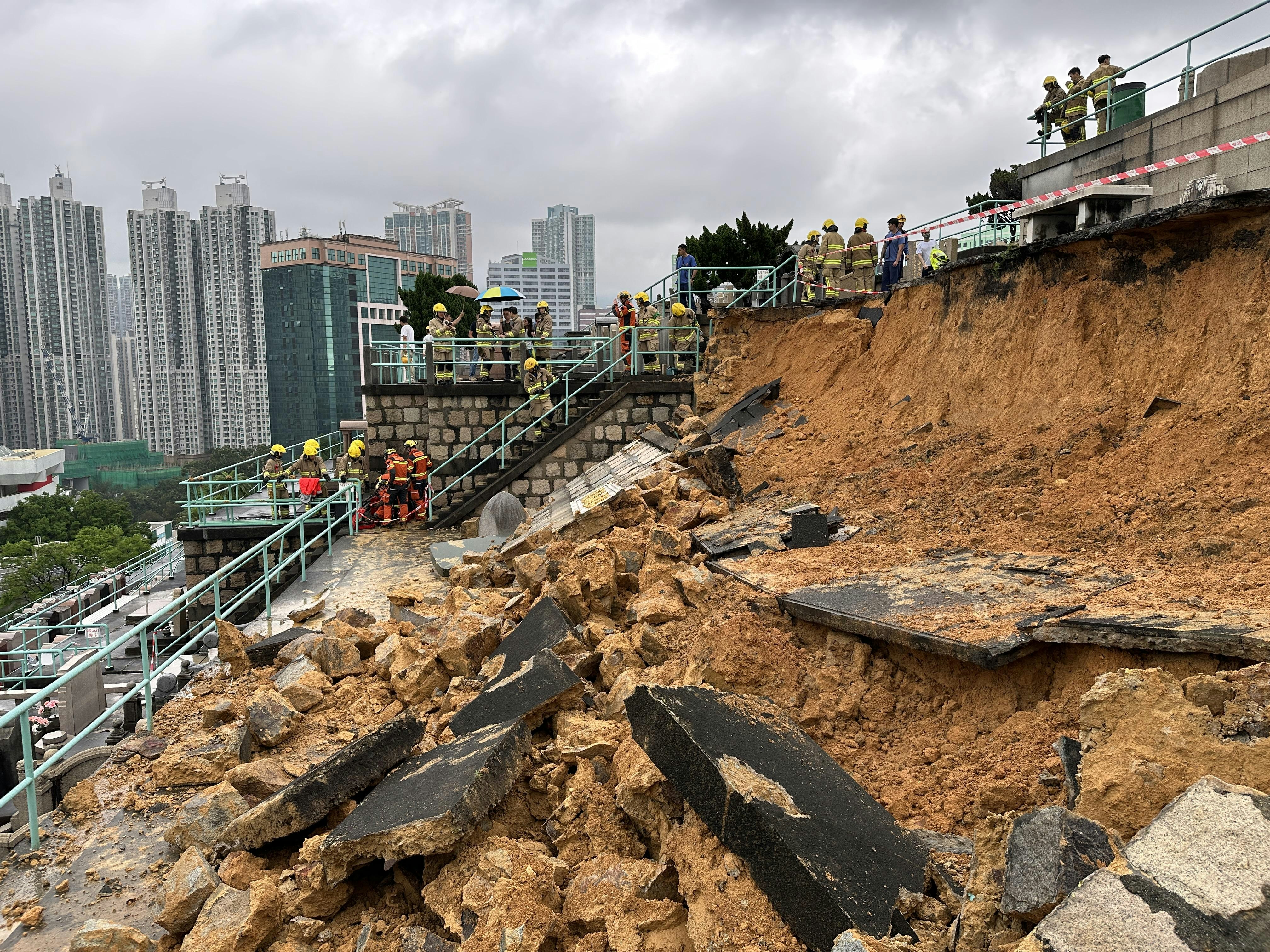 荃湾华人永远坟场一幅护土墙倒塌。（黄学润摄）