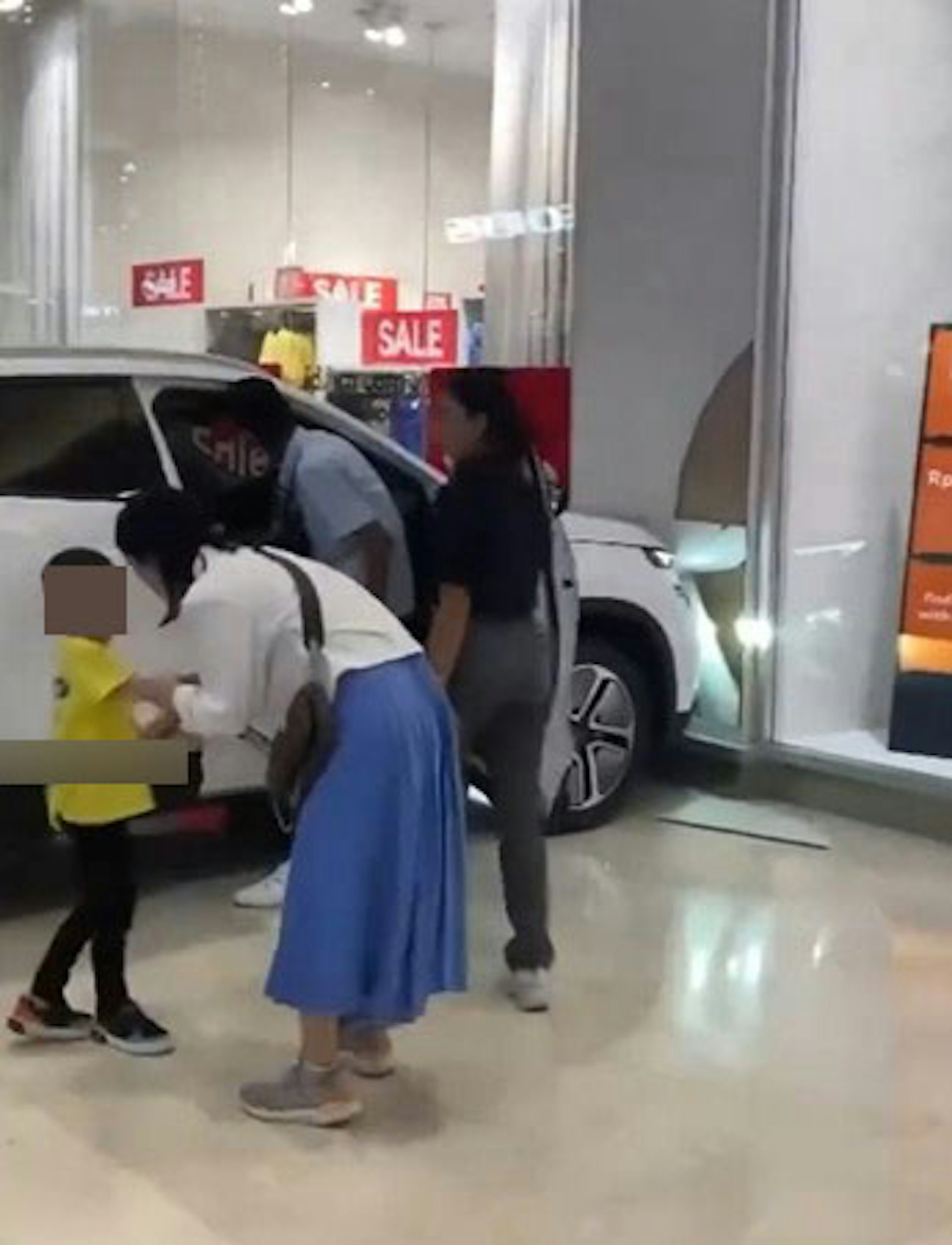 印尼有男童登上車展的汽車,把玩軚盤時誤踩油門導致車輛失控撞牆。(網上影片截圖) 印尼有男童登上車展的汽車,把玩軚盤時誤踩油門導致車輛失控撞牆。(網上影片截圖)