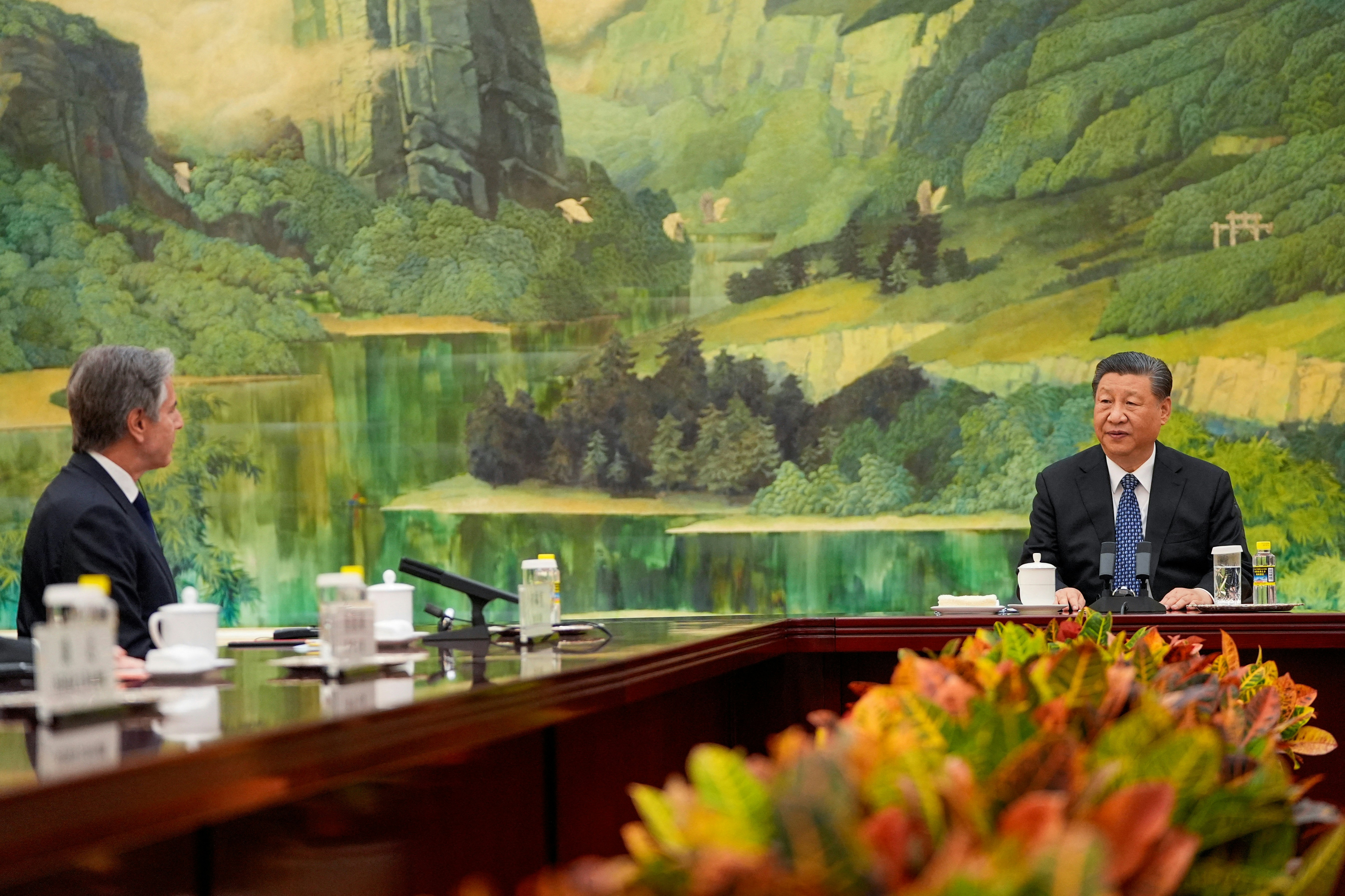 习近平2024年4月26日在北京人民大会堂会见布林肯，座位延续主客安排模式。（ REUTERS）