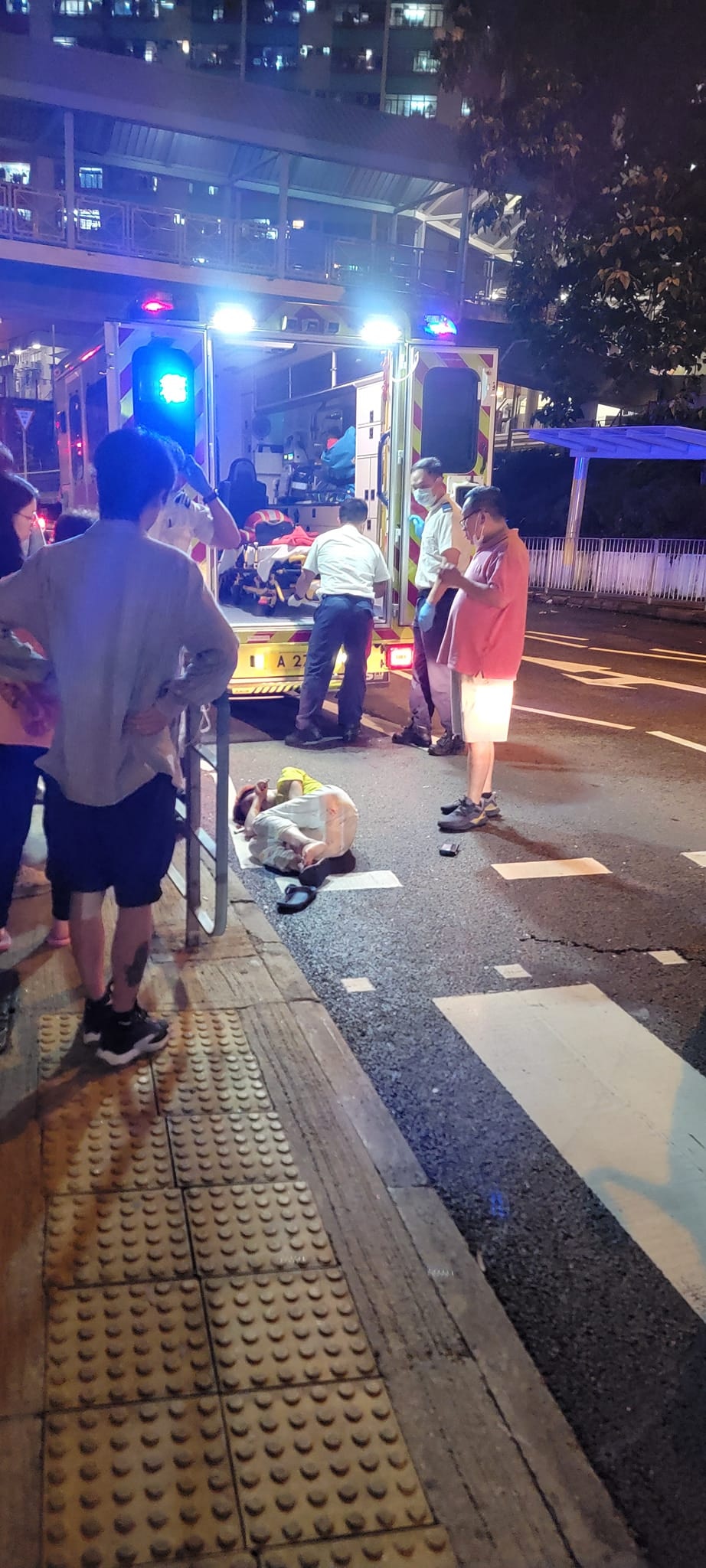 女子陷入昏迷，由救护车送往伊利沙伯医院抢救。（安静 / 香港突发事故报料区 ）