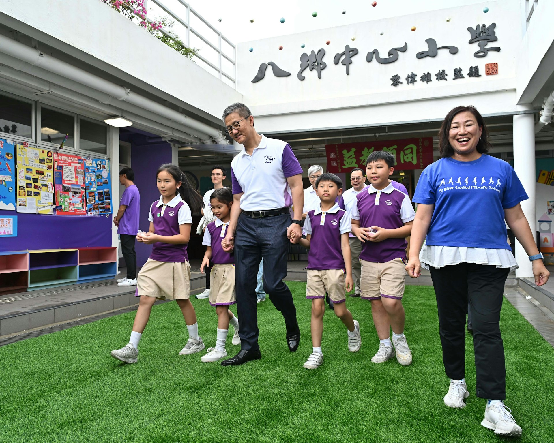 警方周五(26日)於八鄉中心小學舉行社區流動教室2.0」計劃啓動儀式,主禮嘉賓警務處處長蕭澤頤與學生一同參觀「社區流動教室2.0」宣傳車。(警方提供圖片) 警方周五(26日)於八鄉中心小學舉行社區流動教室2.0」計劃啓動儀式,主禮嘉賓警務處處長蕭澤頤與學生一同參觀「社區流動教室2.0」宣傳車。(警方提供圖片)