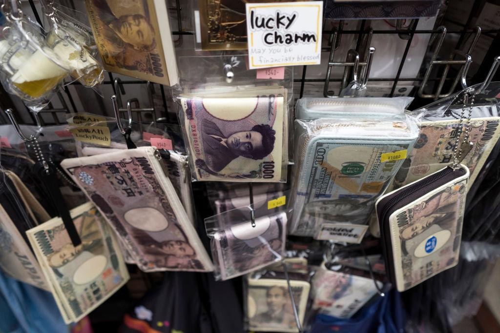 东京街上商店售卖日圆造型的钱包吊饰。 （Getty）