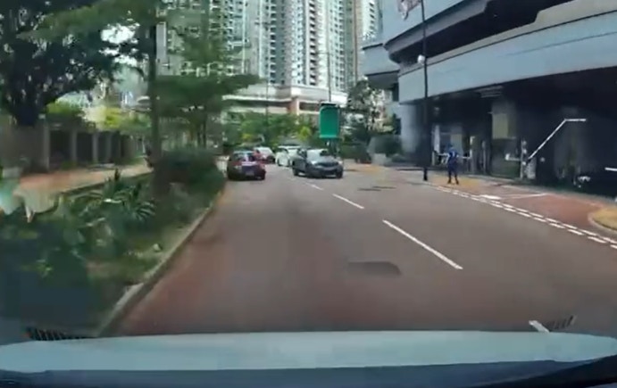 的士司機疑想越線扒頭，超越前車，豈料發生交通意外。（車cam截圖）