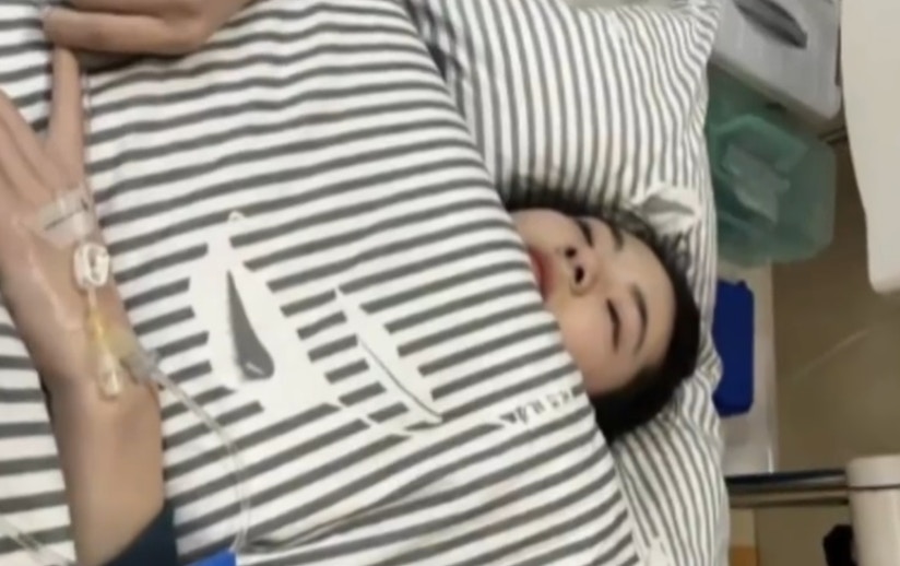 张女即日转入重庆医科大学附属第一医院，待了11天才出院，期间做了手术，「吃喝拉撒都在床上」。（影片截图）