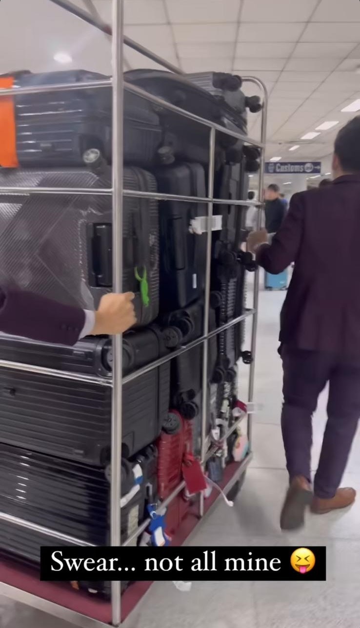 他们的行李足足装满一车，目测至少有13个行李喼，要由两名工作人员一起推，相当夸张！（IG截图）