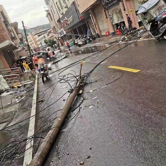 内媒《潇湘晨报》报道，此次龙卷风受灾情况较重的区域有钟落潭镇光明村和陈洞村。有当地网友发布大面积铁皮厂房坍塌的照片，有街上的电线杆被吹倒。（《潇湘晨报》）