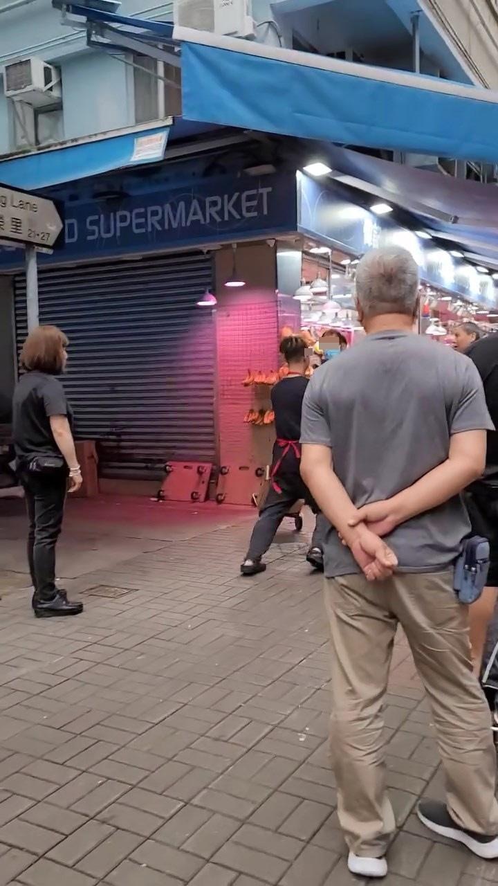 影片见到，男店员正与老伯对峙，走位阻挡老伯离开，又多次把老伯推回。（影片截图）