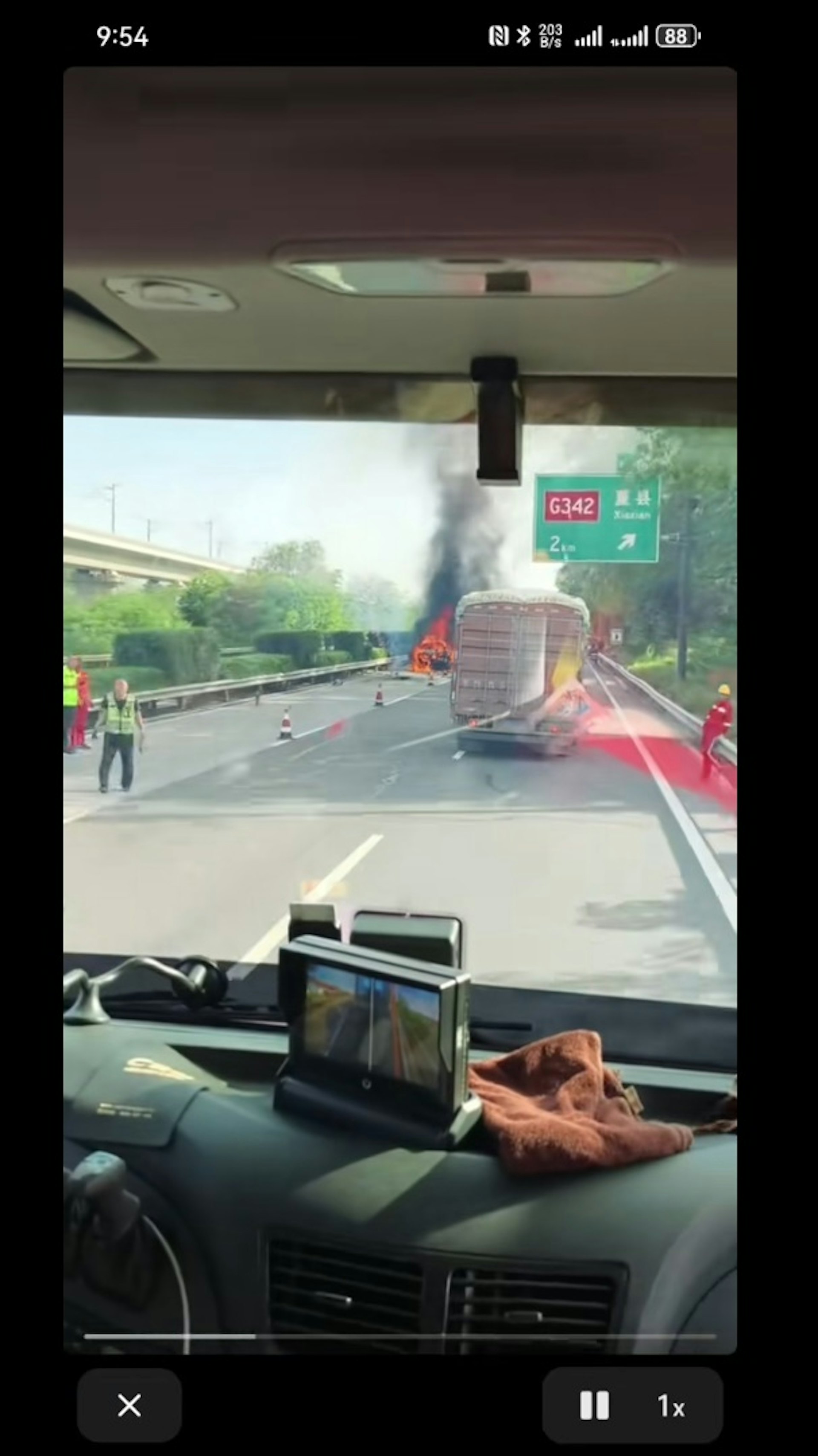 華為問界M7高速撞灑水車起火,3人遇難。(影片截圖) 華為問界M7高速撞灑水車起火,3人遇難。(影片截圖)