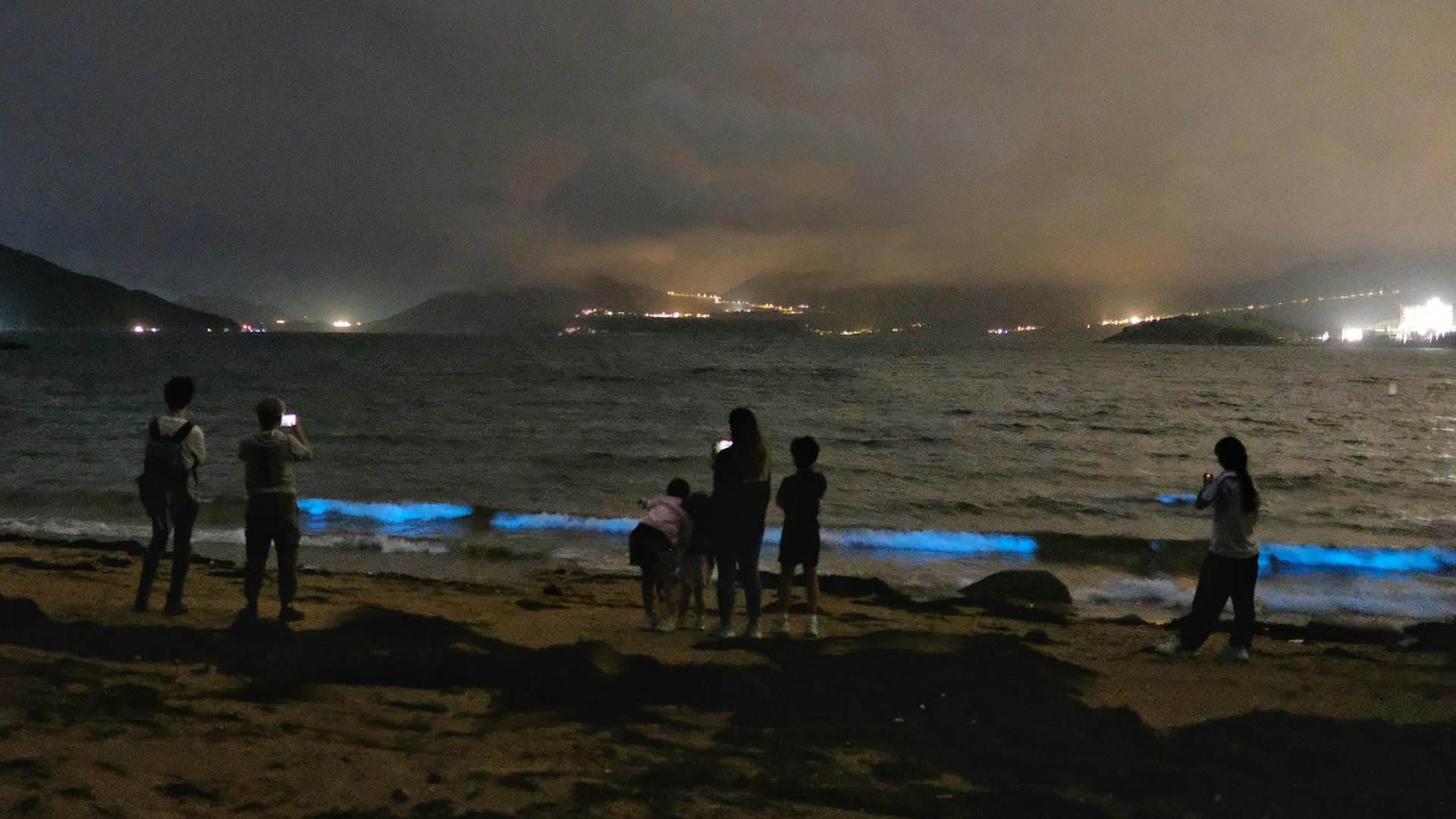 紅潮藍眼淚.多圖|西貢大廟灣岸邊現藍光 夜光藻集結將軍澳岸邊 紅潮藍眼淚.多圖|西貢大廟灣岸邊現藍光 夜光藻集結將軍澳岸邊