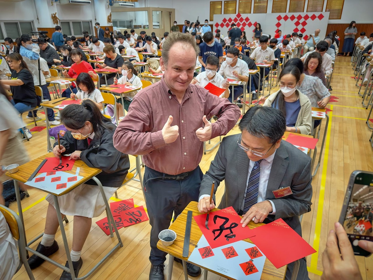南區民政事務專員鄭港涌亦有出席是次「千人龍書法」活動,一起寫書法字。(南區學校聯會提供) 南區民政事務專員鄭港涌亦有出席是次「千人龍書法」活動,一起寫書法字。(南區學校聯會提供)