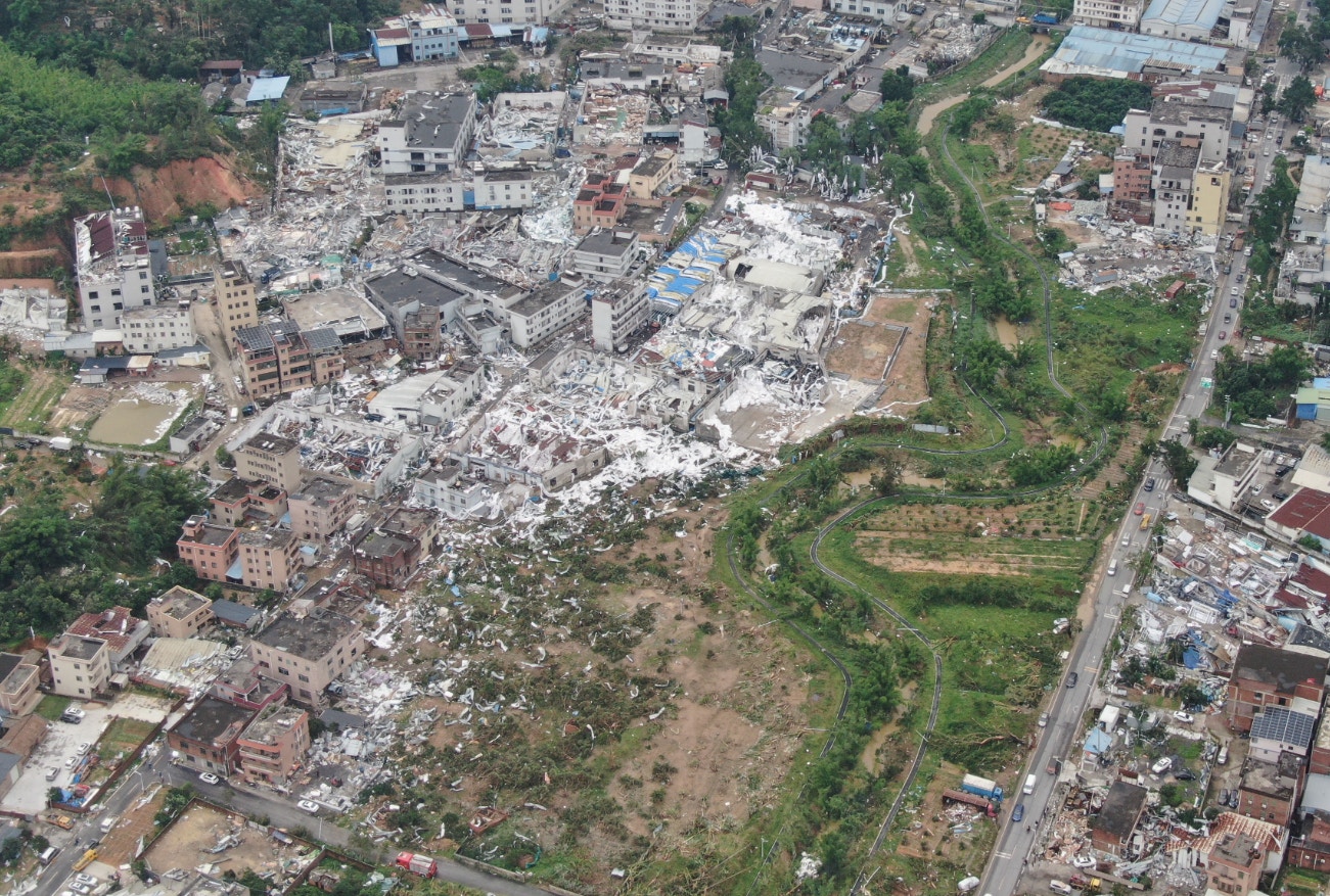 遭受龍捲風襲擊的廣州市白雲區鍾落潭鎮光明村房屋受損情況（無人機照片）。（新華社）