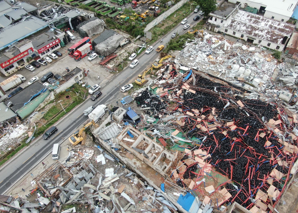 遭受龍捲風襲擊的廣州市白雲區鍾落潭鎮光明村，救援車輛在開展工作（無人機照片）。（新華社）