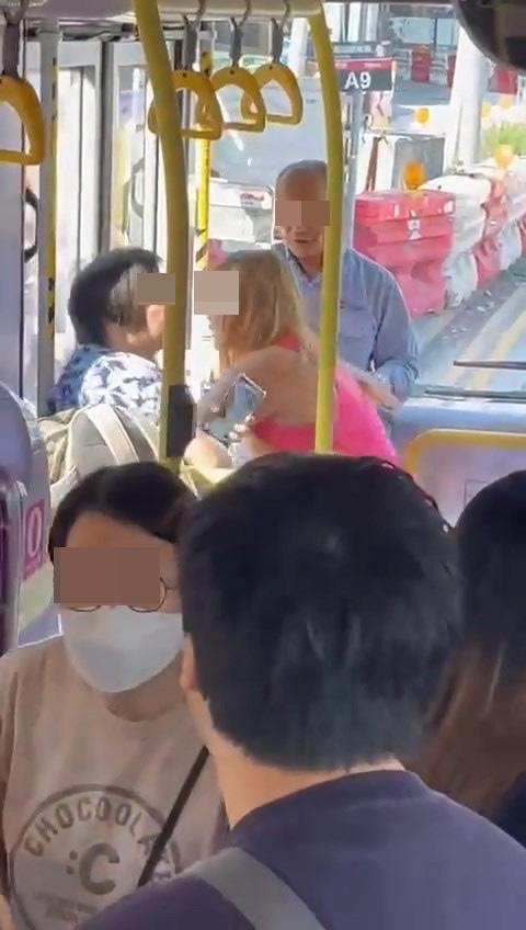 本港网络流传1段影片，巴士车厢前门位置有金发女子在狂摇大力拉扯车门。（影片截图）