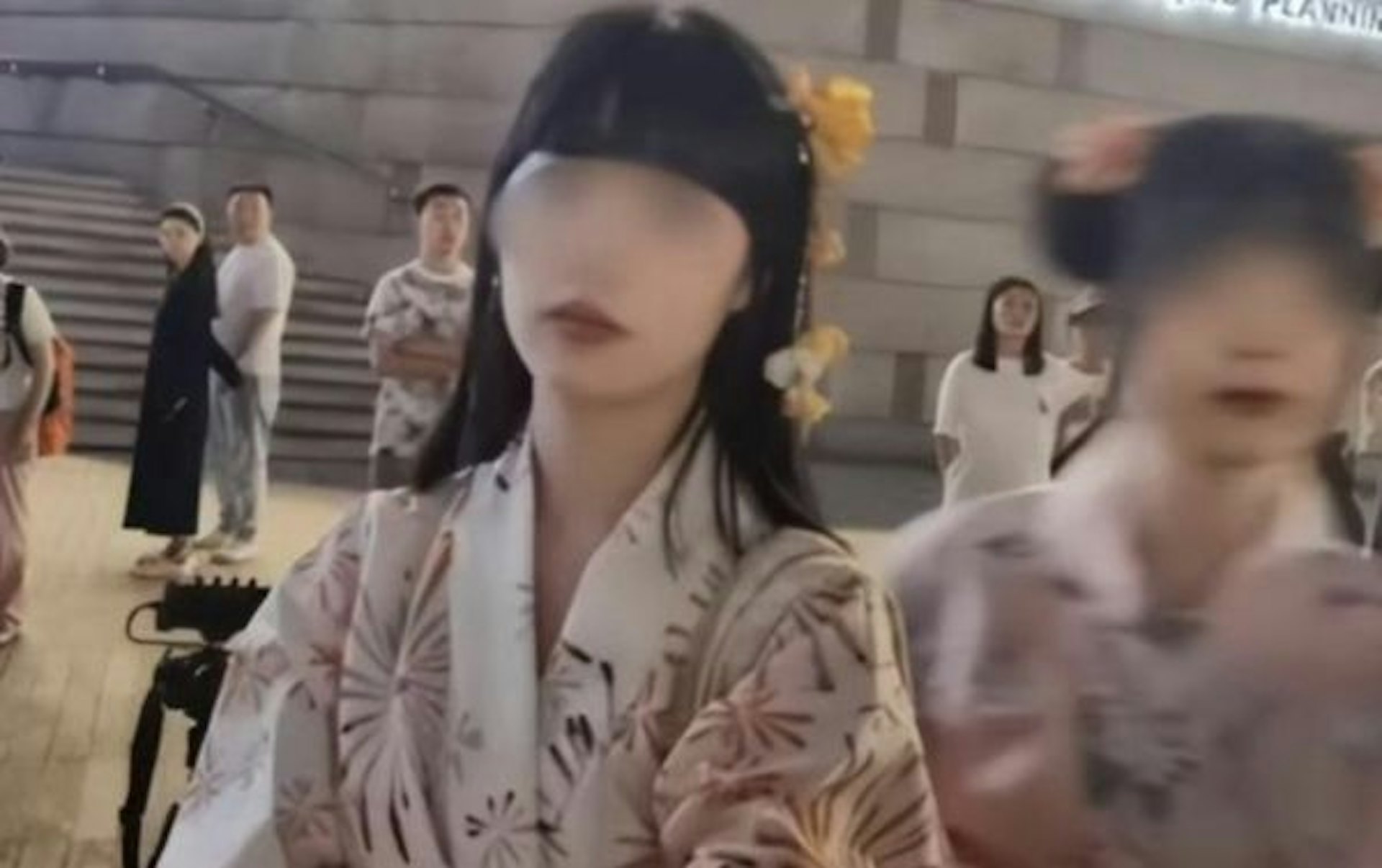 重慶市兩名年輕女子27日在重慶規劃展覽館旁穿著日式服裝跳舞,被大批路人包圍大罵,現場還爆發了激烈推擠。(微博@時間視頻) 重慶市兩名年輕女子27日在重慶規劃展覽館旁穿著日式服裝跳舞,被大批路人包圍大罵,現場還爆發了激烈推擠。(微博@時間視頻)
