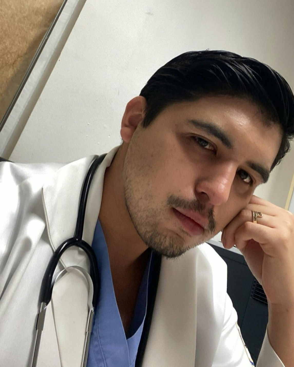 墨西哥医师瓦拉里尔（Rogelio Villarreal）去年12月逛Instagram，无意间滑到卡地亚广告（Twitter@LordeDandy）