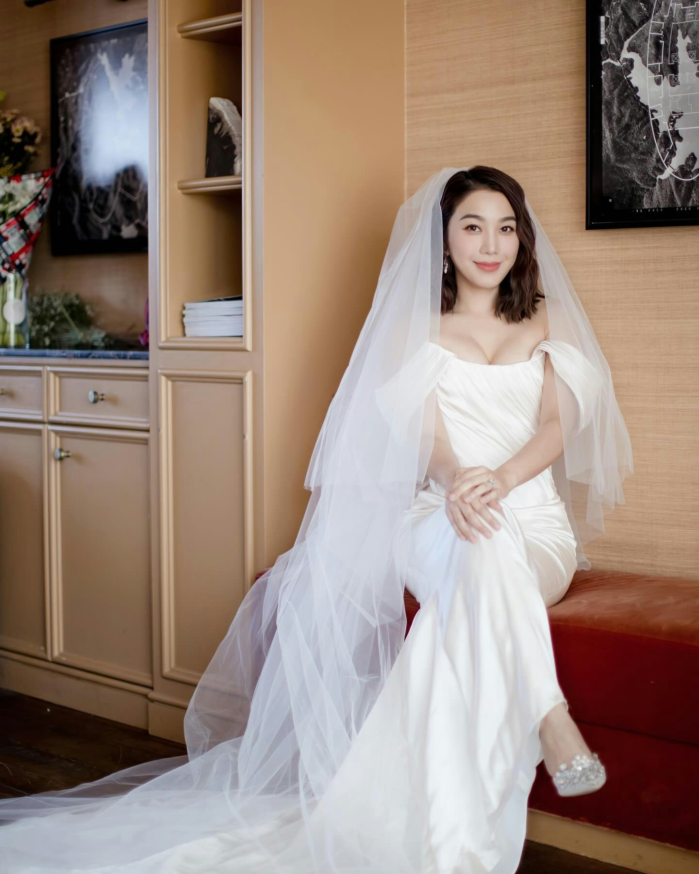 姜丽文婚纱造型晒心形胸。