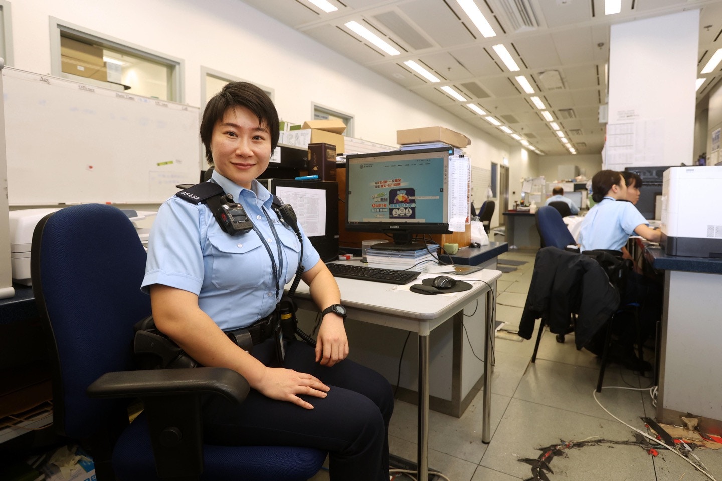 现年35岁的王硕生于大连的书香世家，来港奋斗12年，终于成功投考警队。（《警声》）