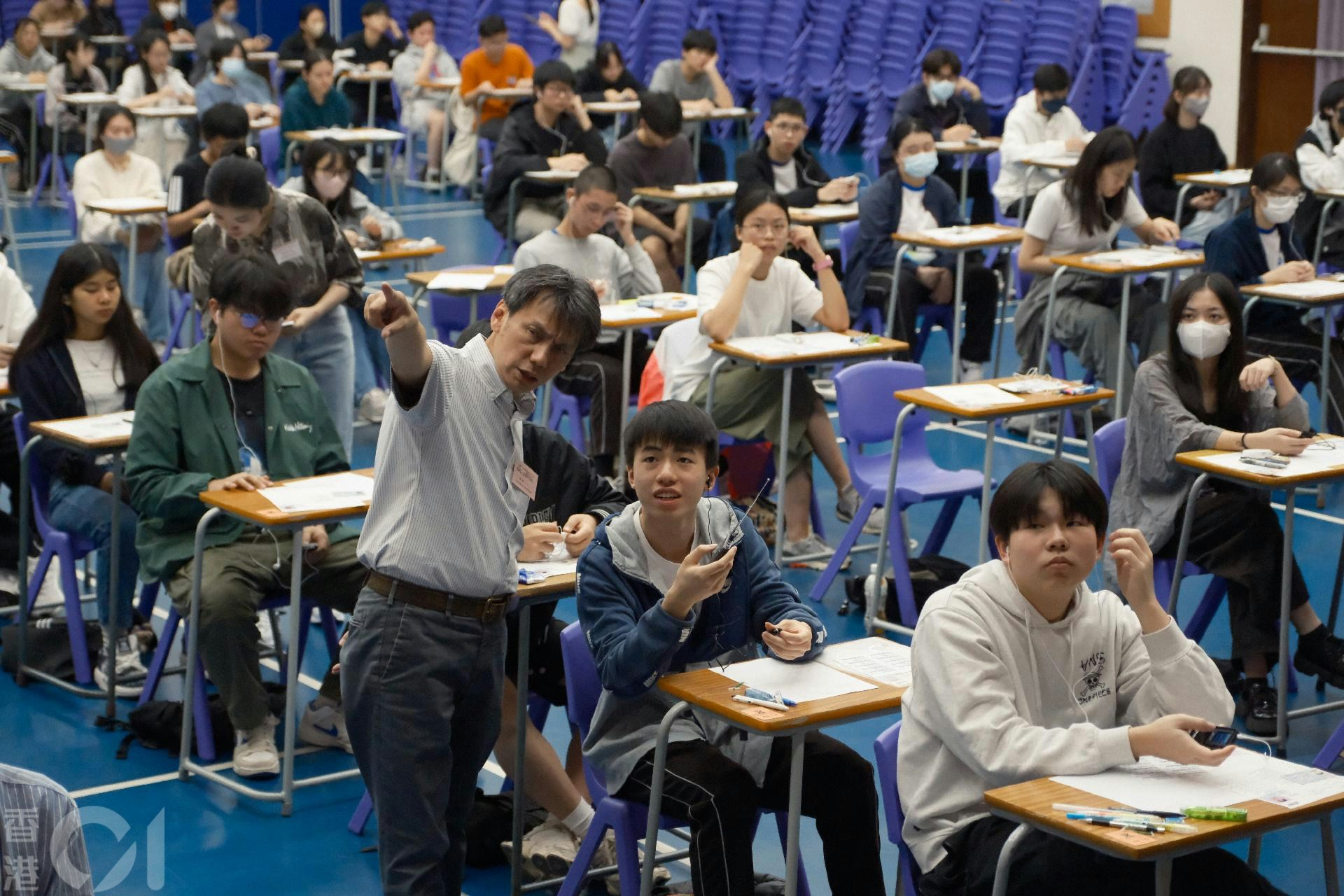 4月13日，中學文憑考試（DSE）今月開考，考生進行英語聆聽考試。（盧翊銘攝）